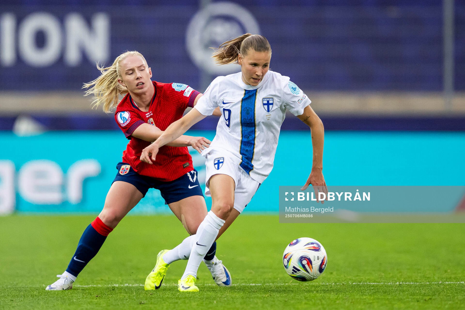 Thea Bjelde of Norway and Katariina Kosola of Finland
