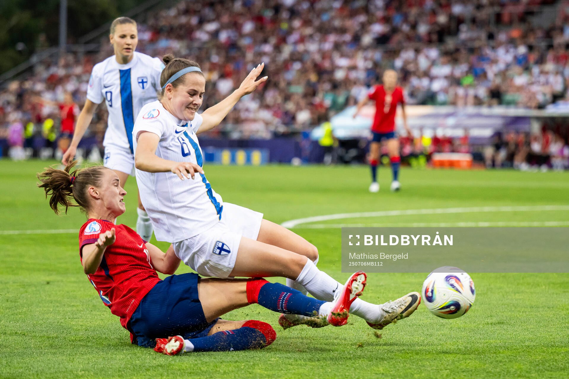 Caroline Graham Hansen of Norway and Joanna Tynnilä of