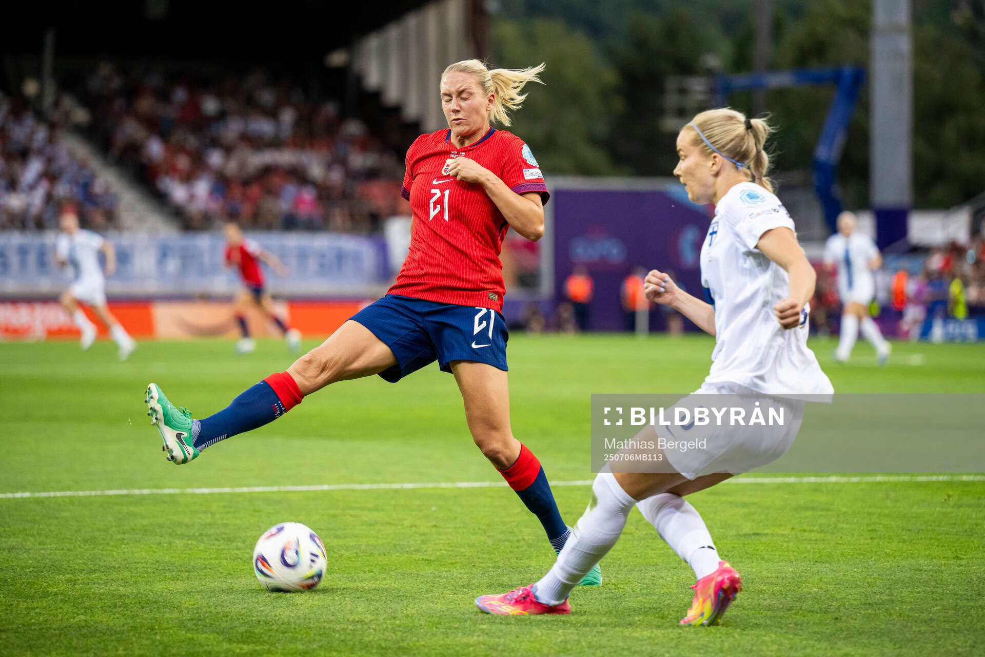 Lisa Naalsund of Norway and Eva Nyström of Finland