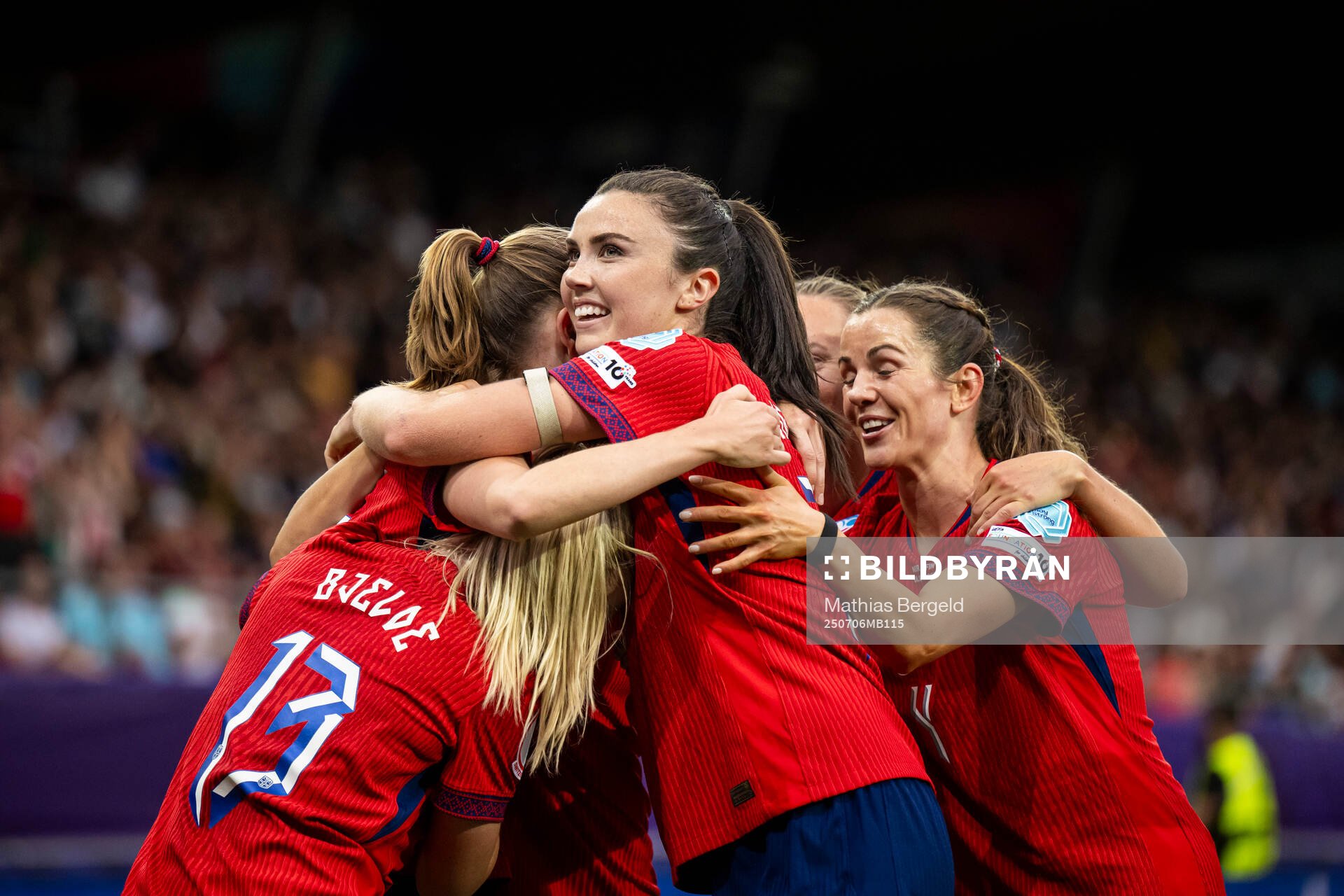 Caroline Graham Hansen of Norway celebrate with teammates