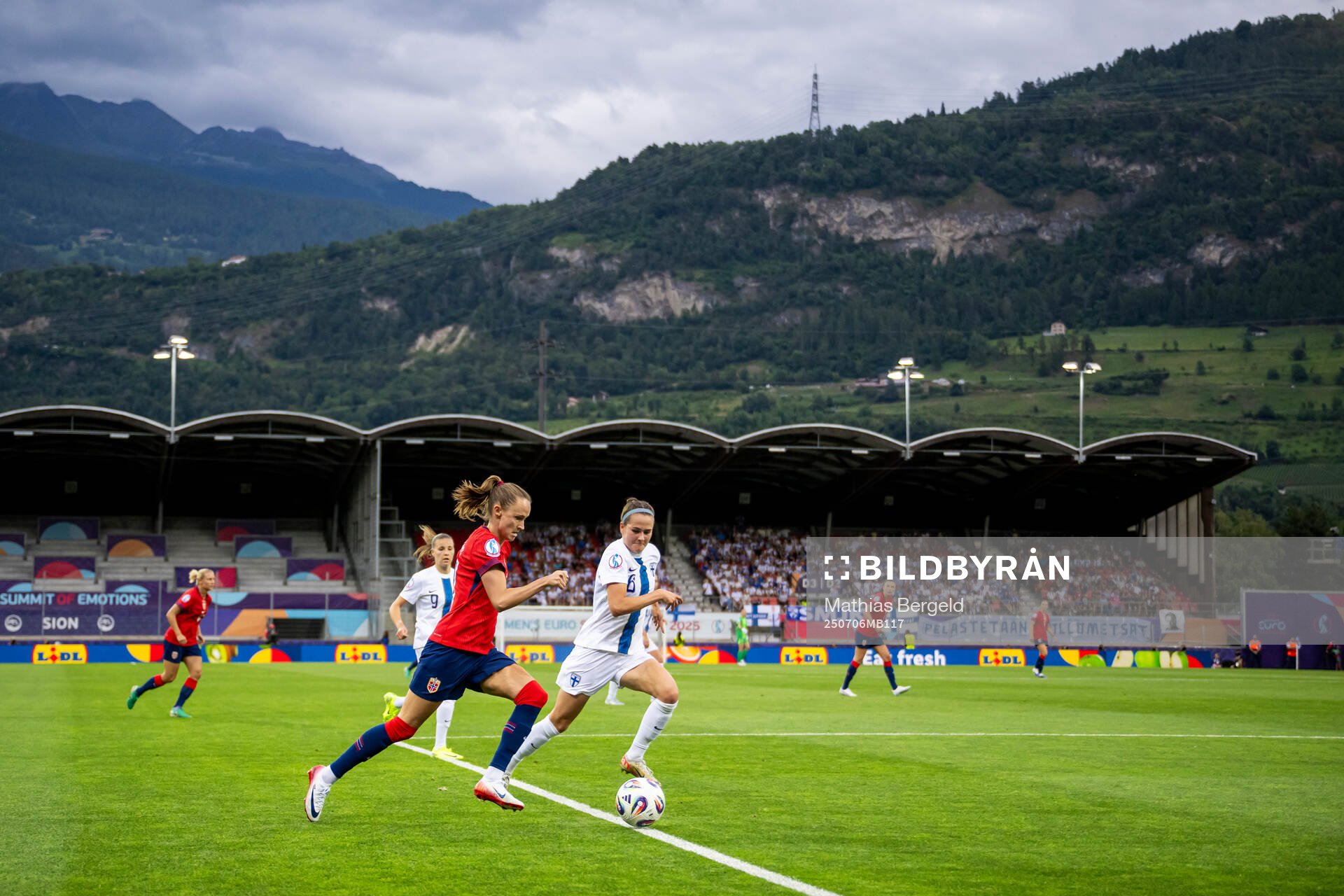 Caroline Graham Hansen of Norway and Joanna Tynnilä of
