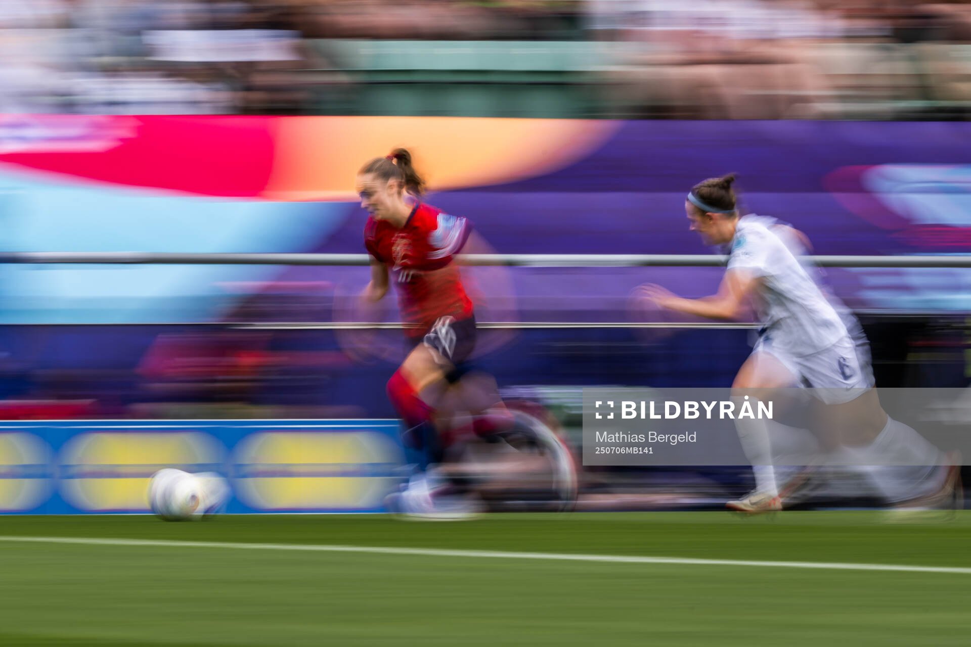 Caroline Graham Hansen of Norway and Joanna Tynnilä of