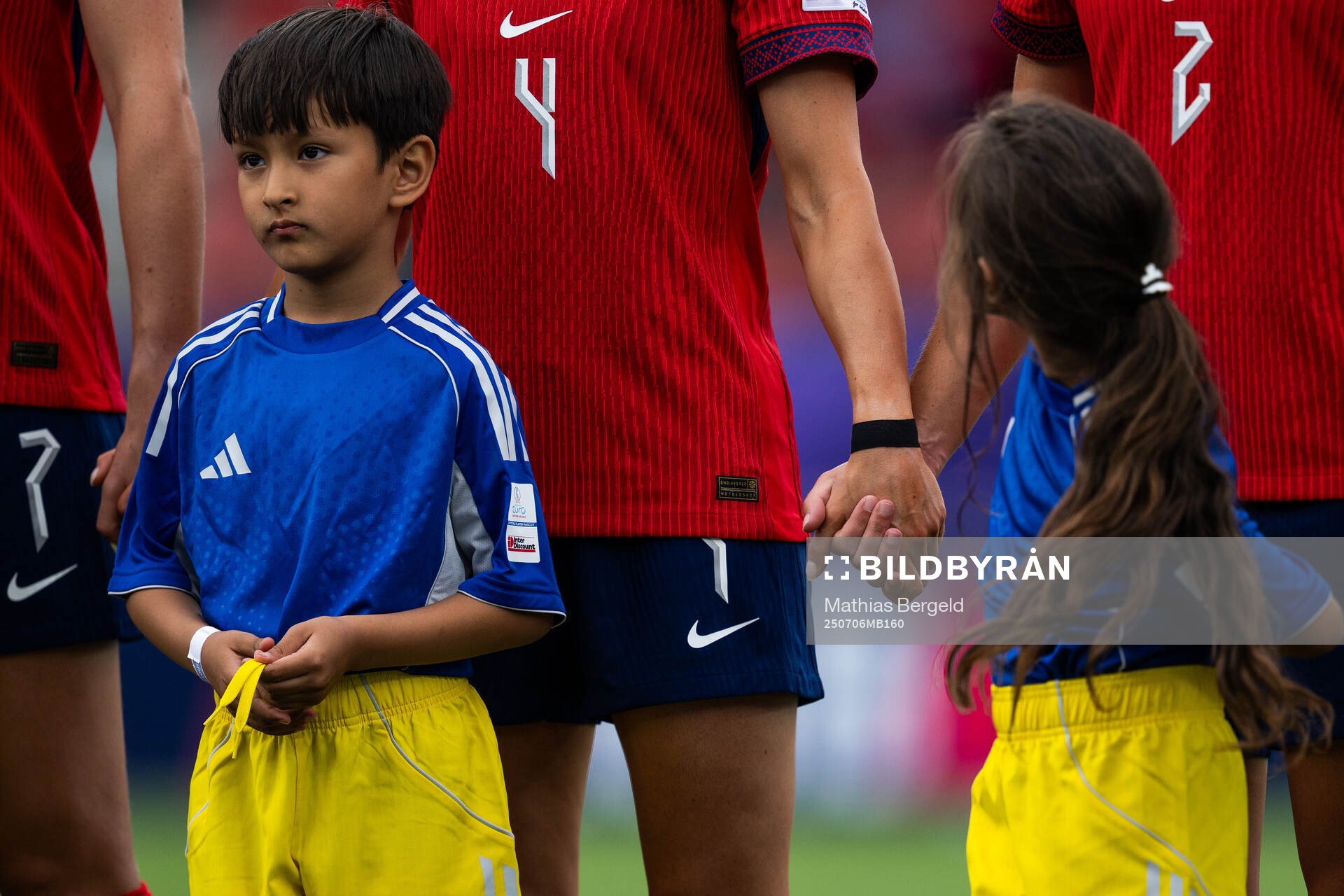Players of Norway hold hand