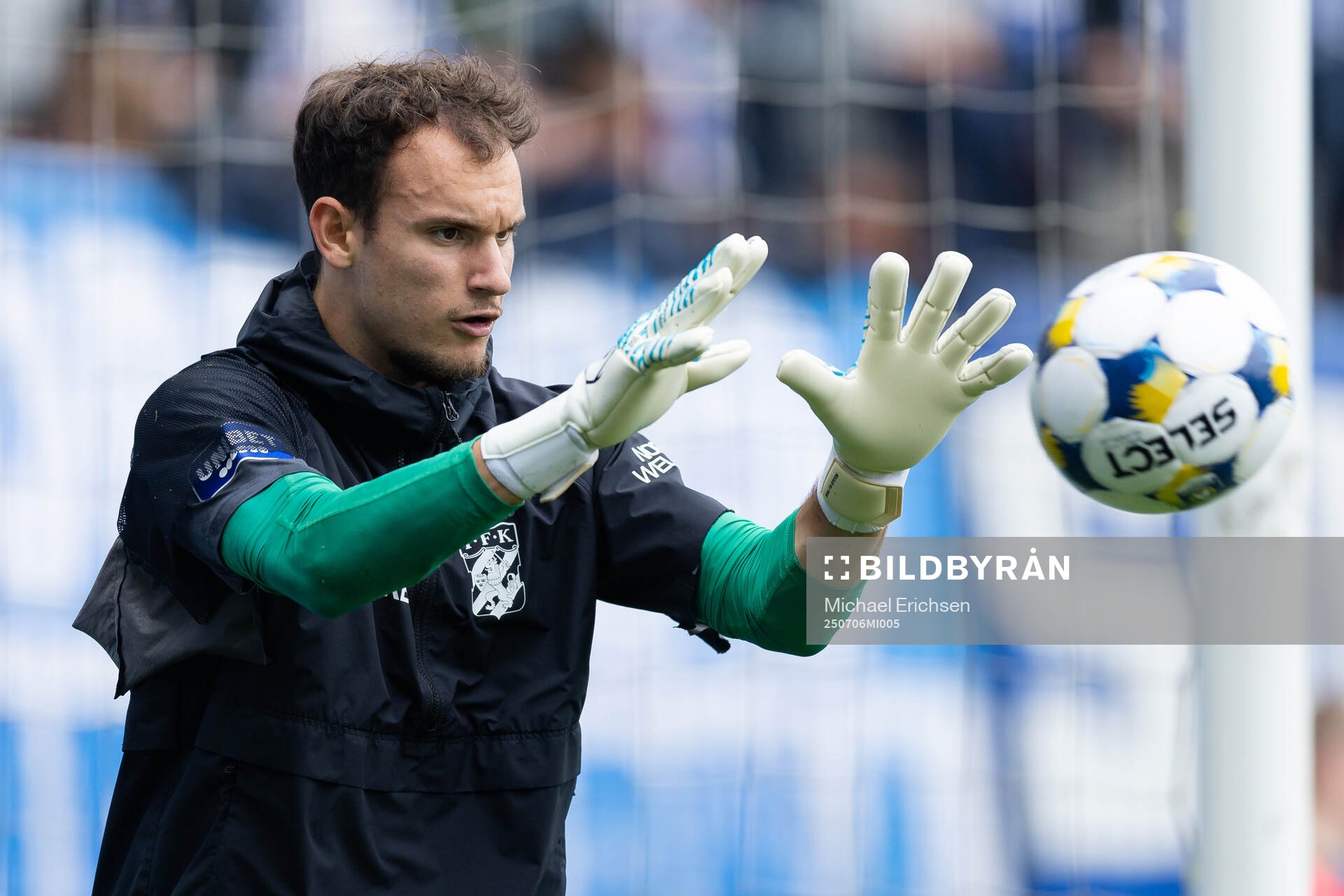 IFK Göteborgs målvakt Elis Bishesari värmer upp