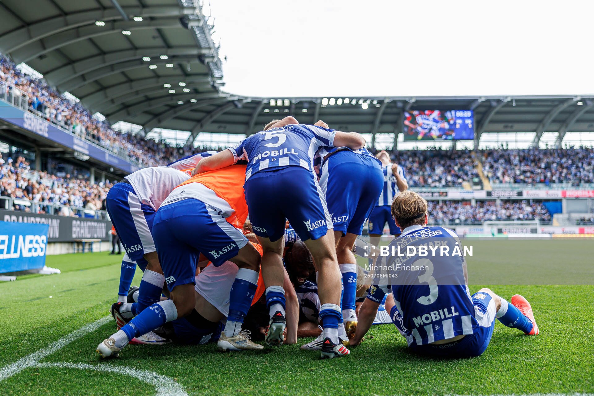 IFK Göteborgs Max Fenger jublar med lagkamrater
