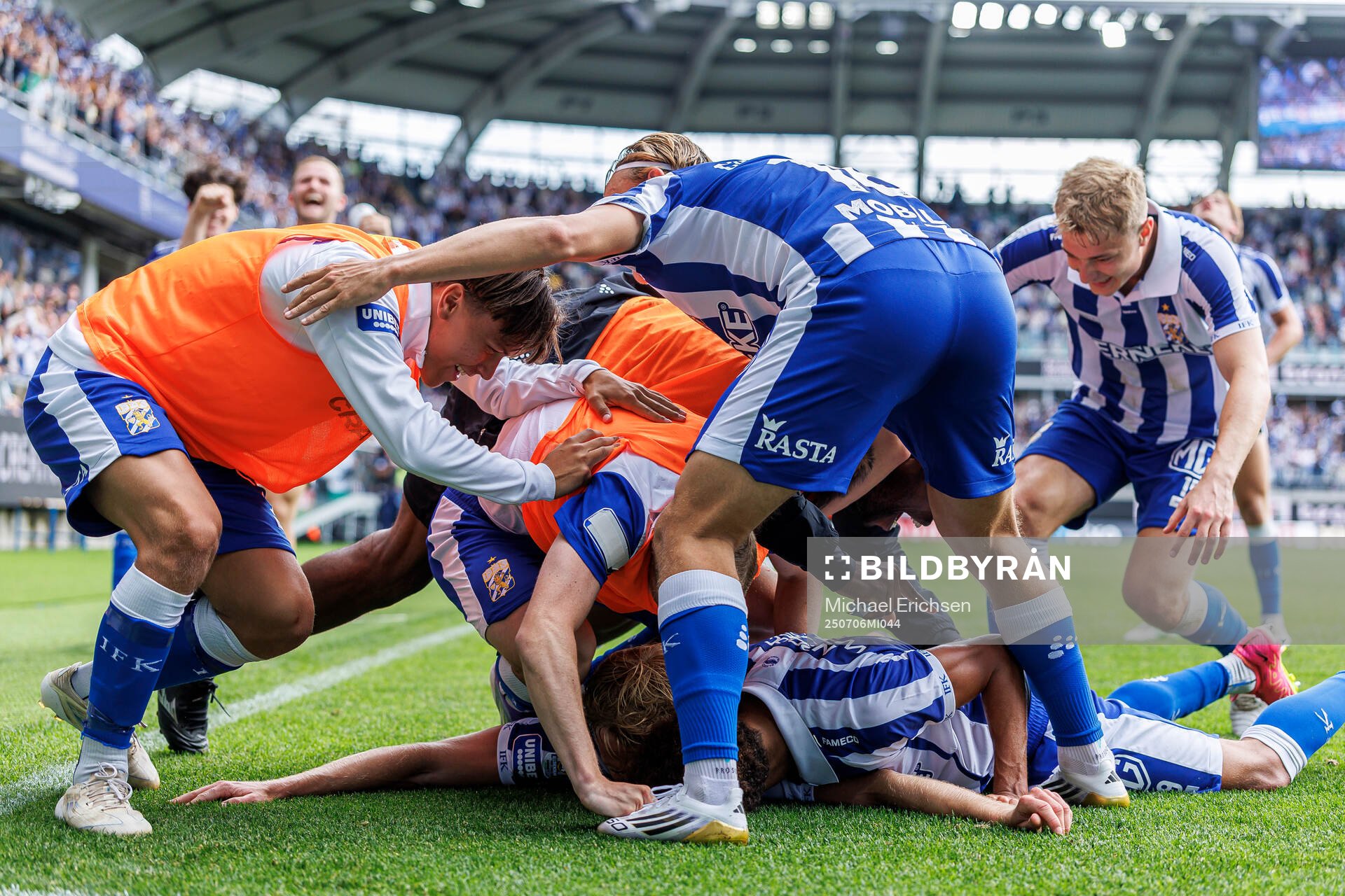 IFK Göteborgs Max Fenger jublar med lagkamrater