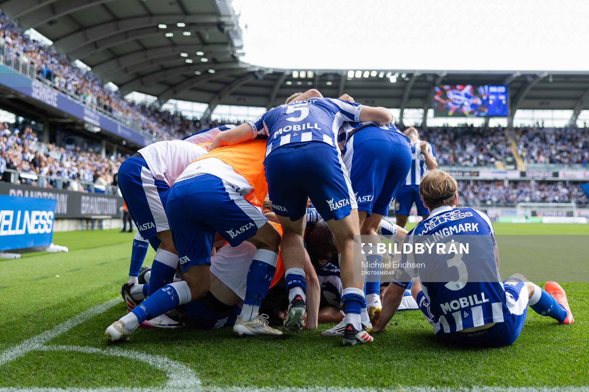 IFK Göteborgs Max Fenger jublar med lagkamrater