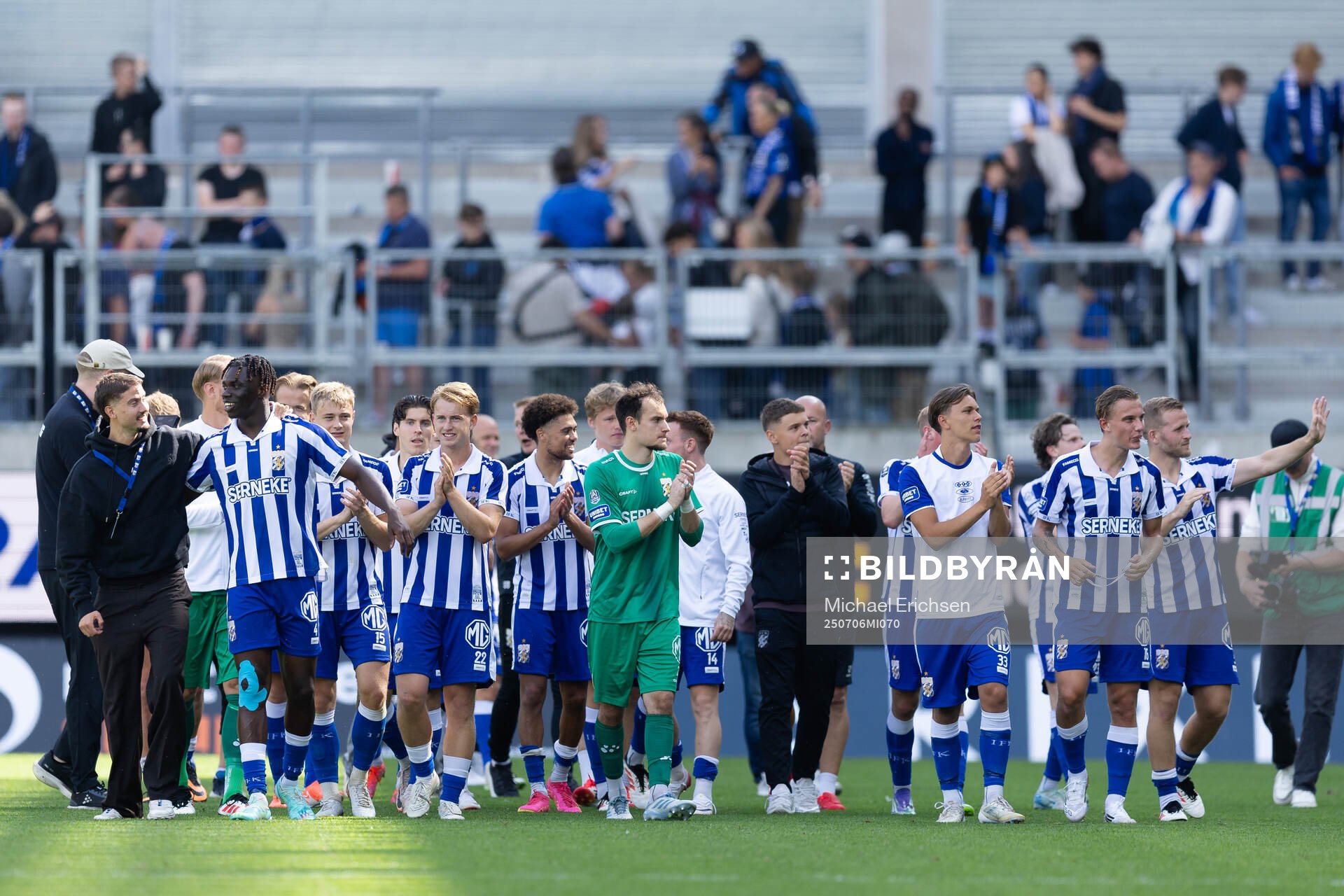 IFK Göteborgs spelare tackar publiken