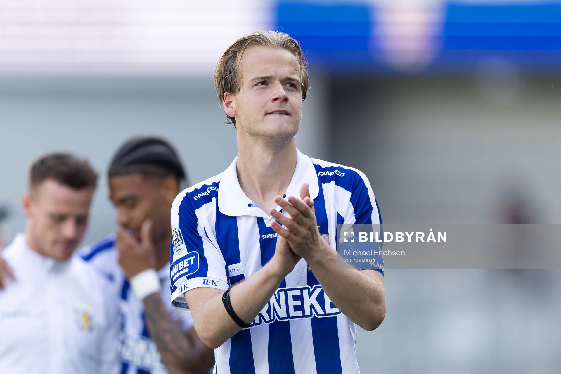 IFK Göteborgs August Erlingmark tackar publiken