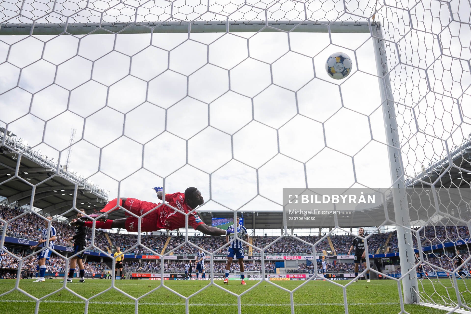 IFK Göteborgs Max Fenger skjuter 2-1 på Sirius målvakt