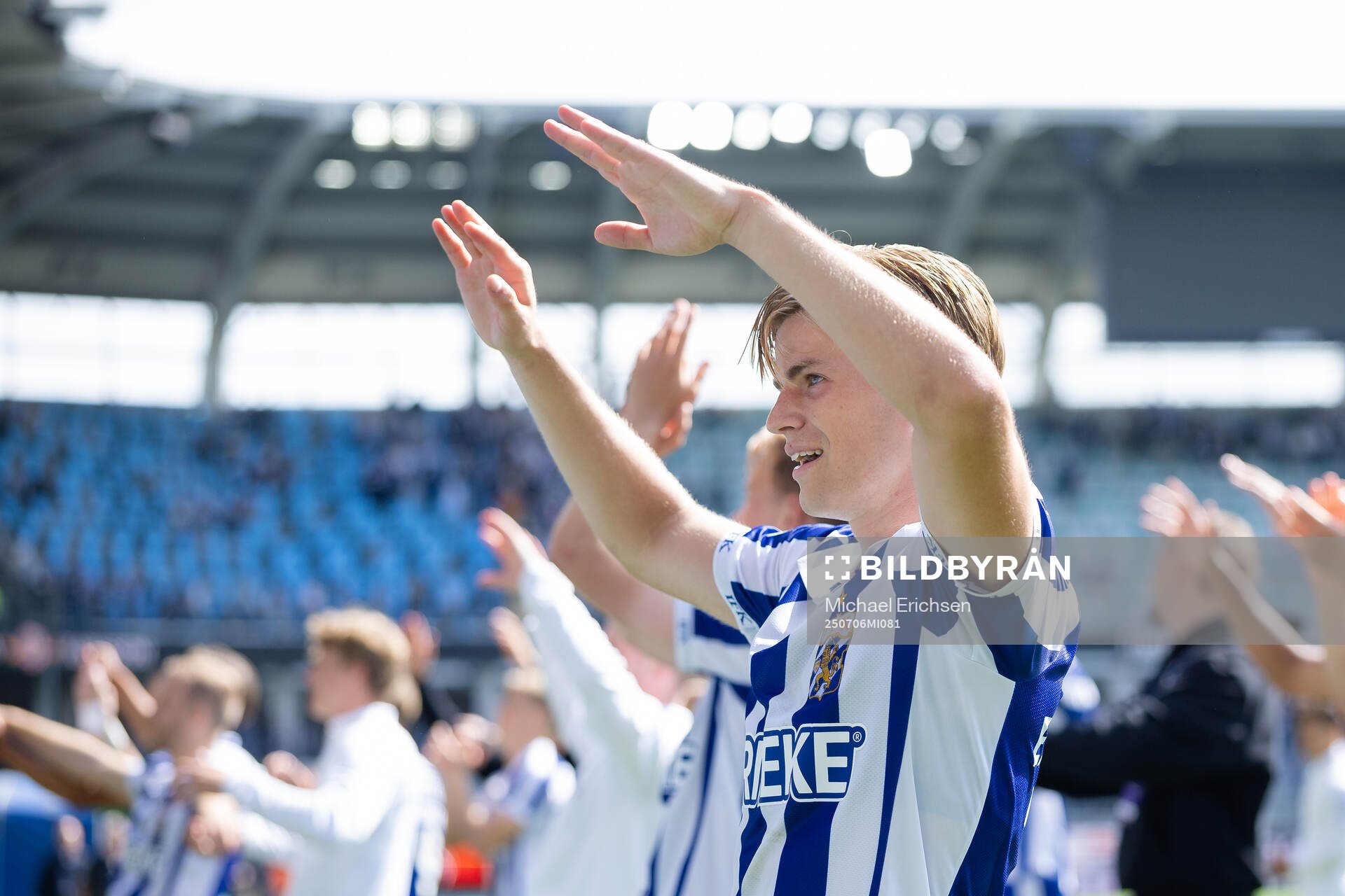 IFK Göteborgs Felix Eriksson tackar publiken