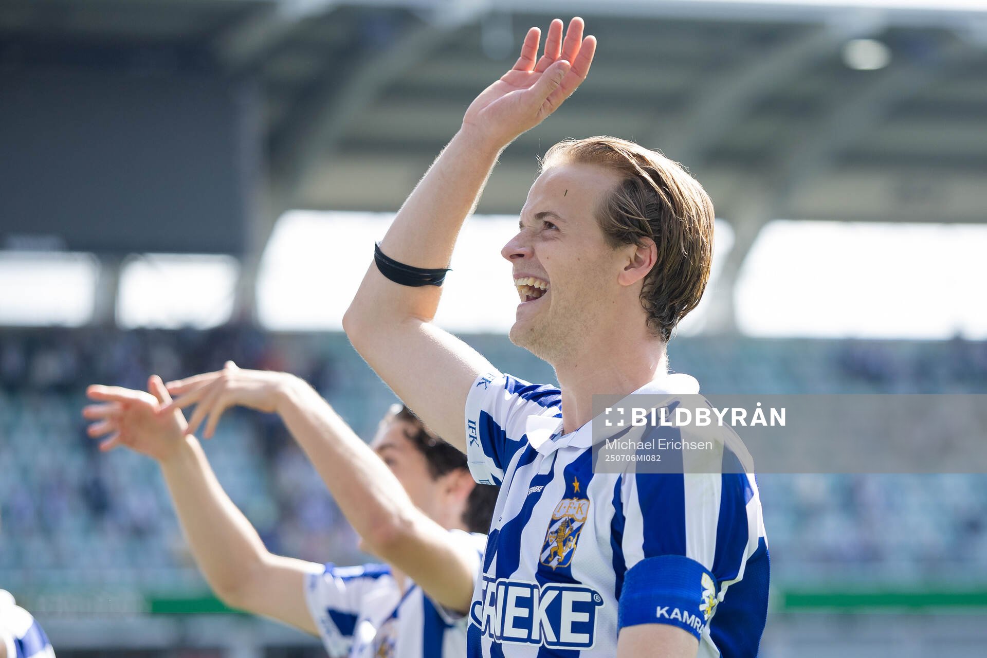 IFK Göteborgs August Erlingmark tackar publiken