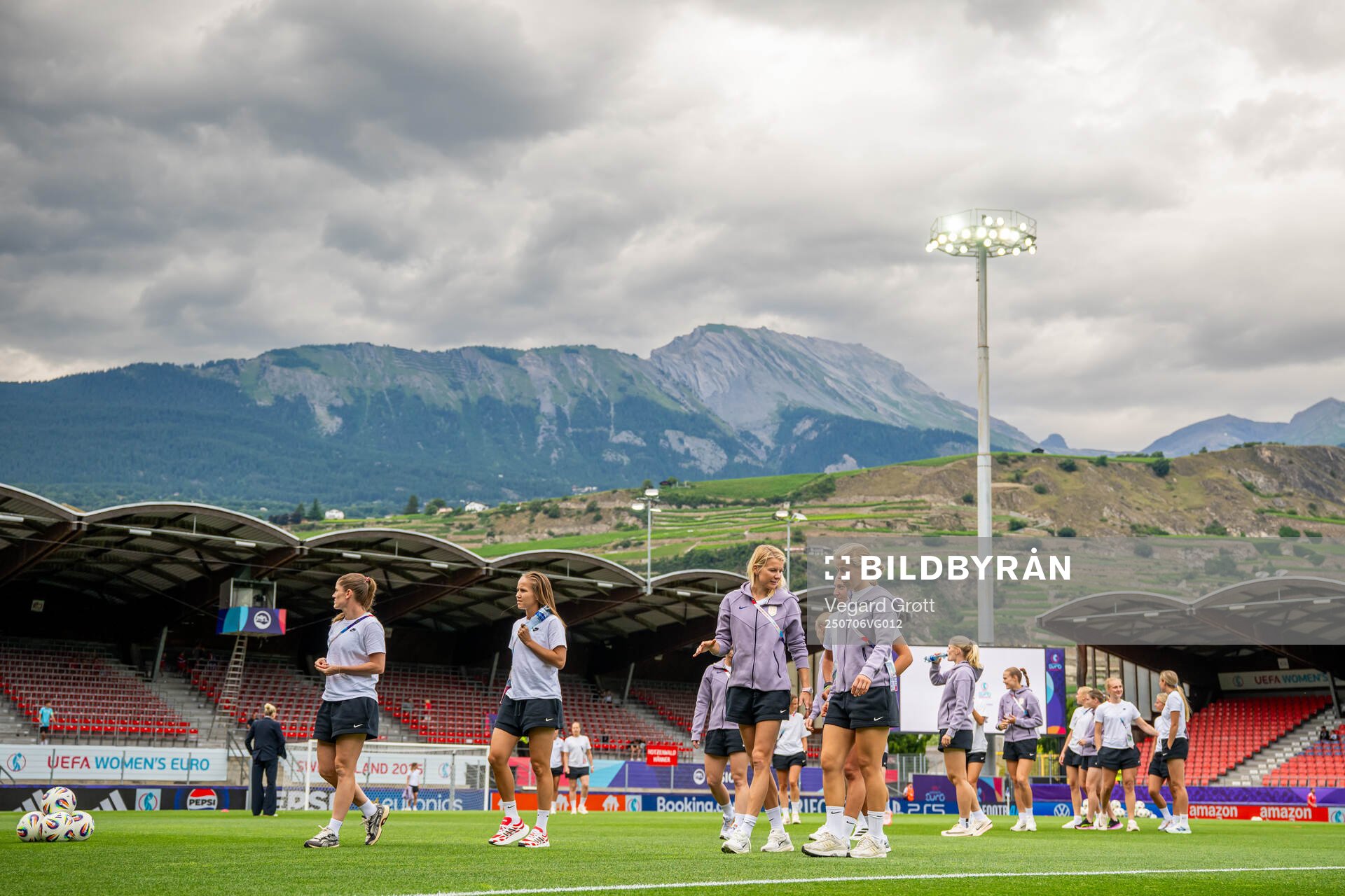 Ada Hegerberg, Justine Kielland and players of Norway