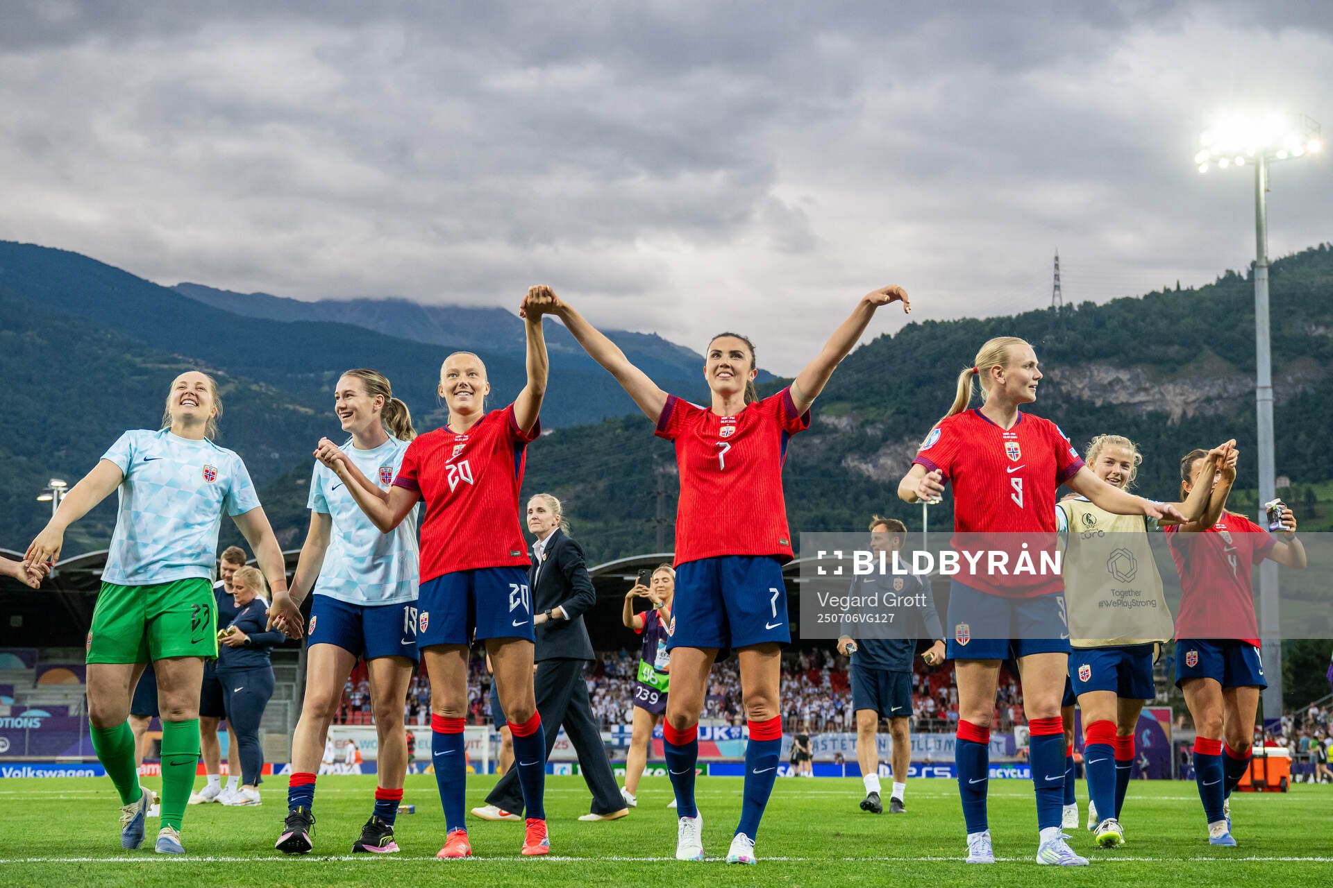Synne Sofie Kinden Jensen, Ingrid Syrstad Engen and players