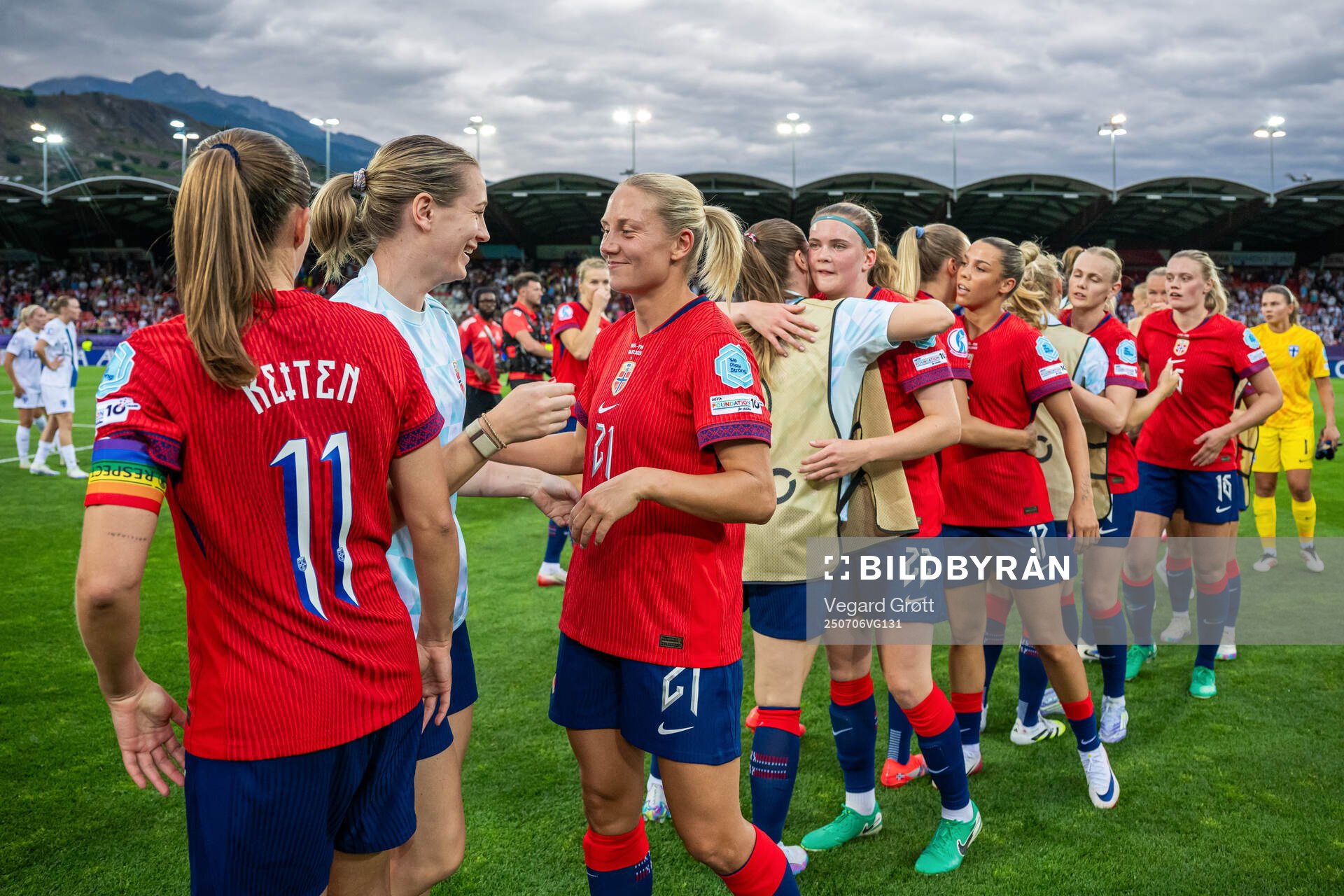 Elisabeth Terland, Lisa Naalsund and players of Norway