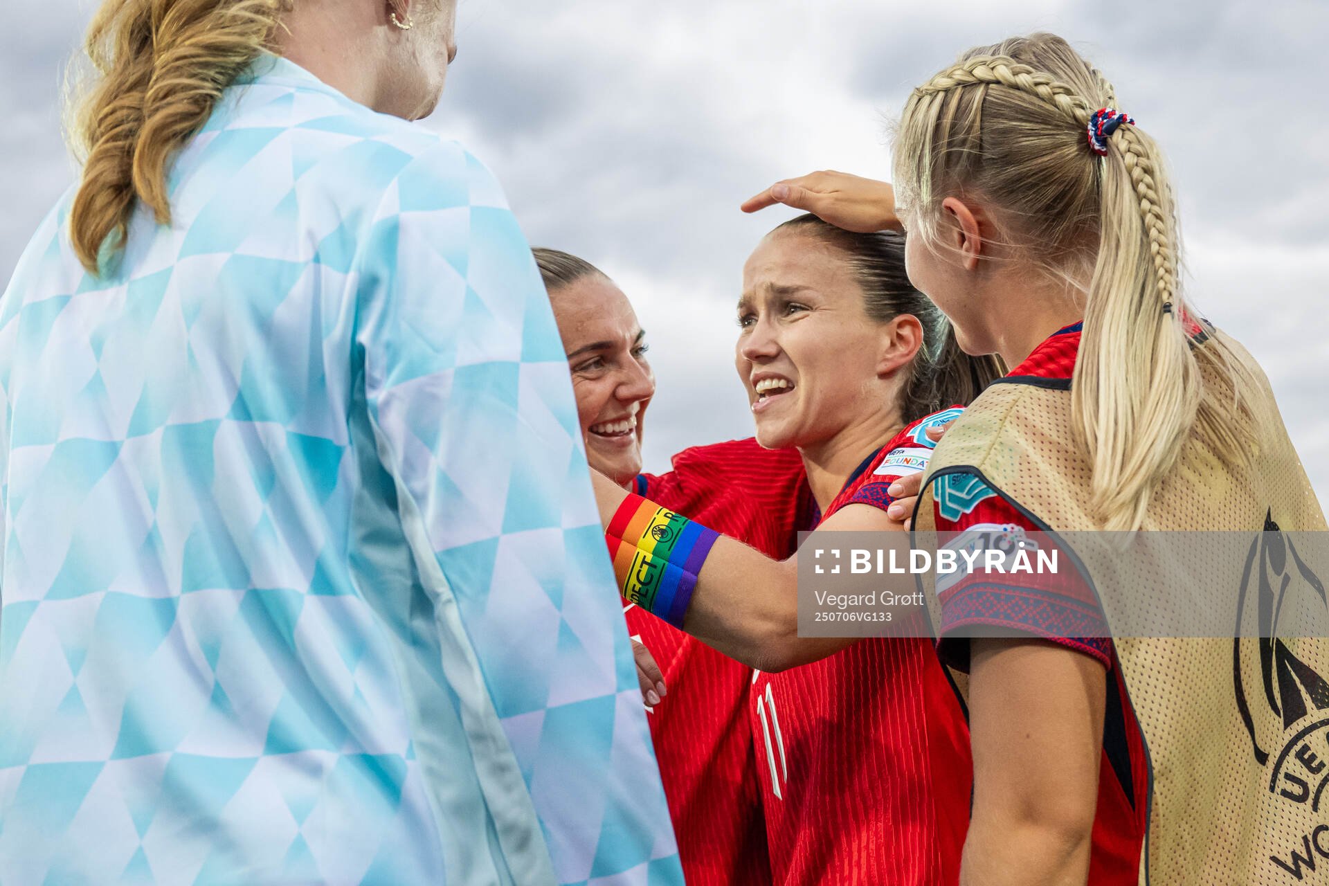 Vilde Bøe Risa, Guro Reiten and players of Norway celebrate