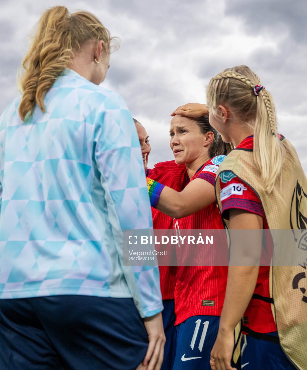 Guro Reiten and players of Norway celebrate