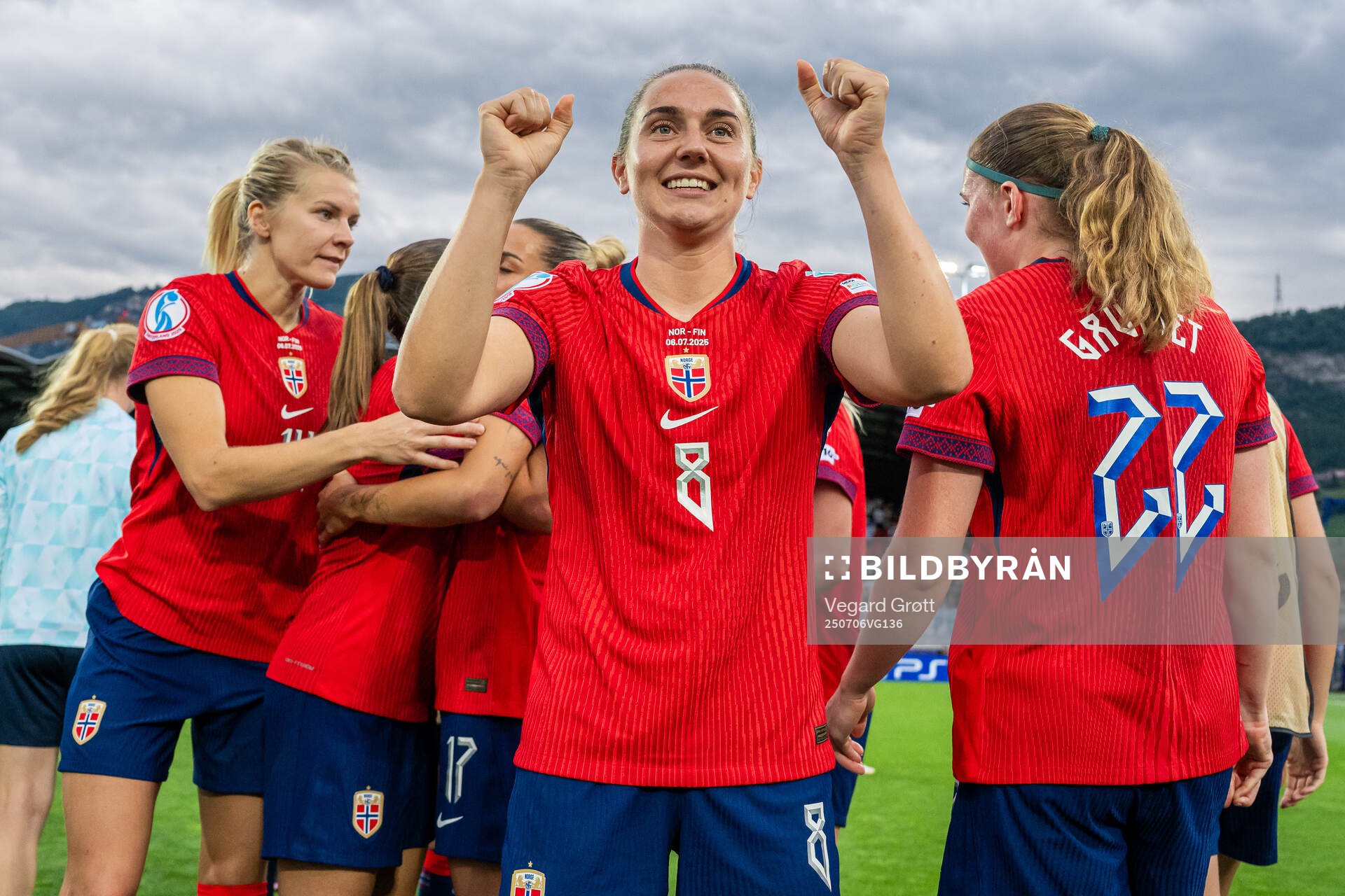 Vilde Bøe Risa and players of Norway celebrate