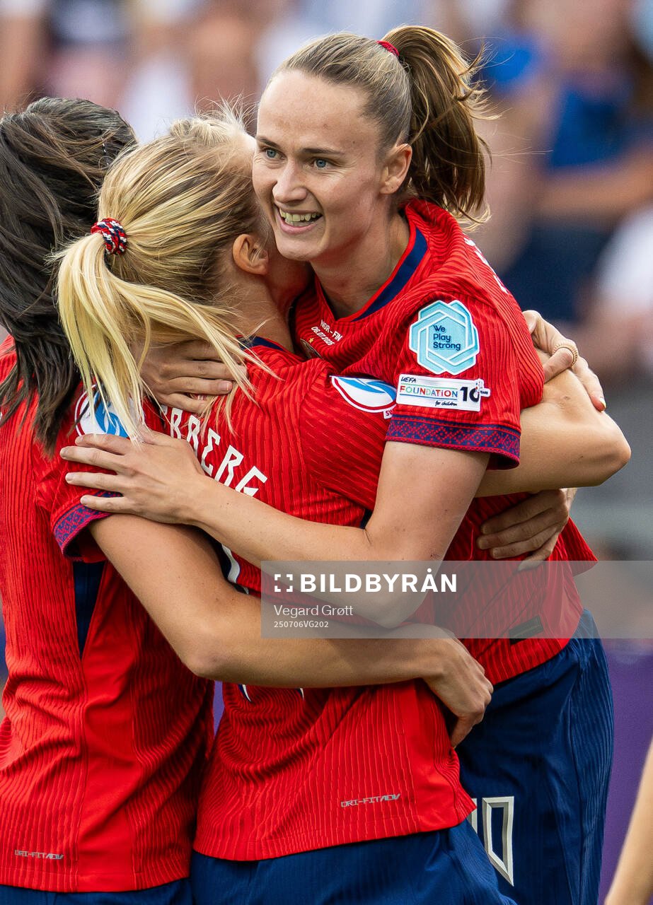 Caroline Graham Hansen of Norway celebrates with teammate