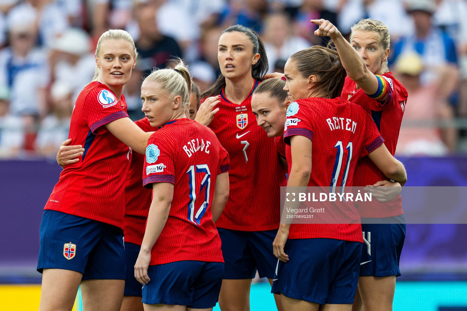 Caroline Graham Hansen of Norway celebrates with teammates