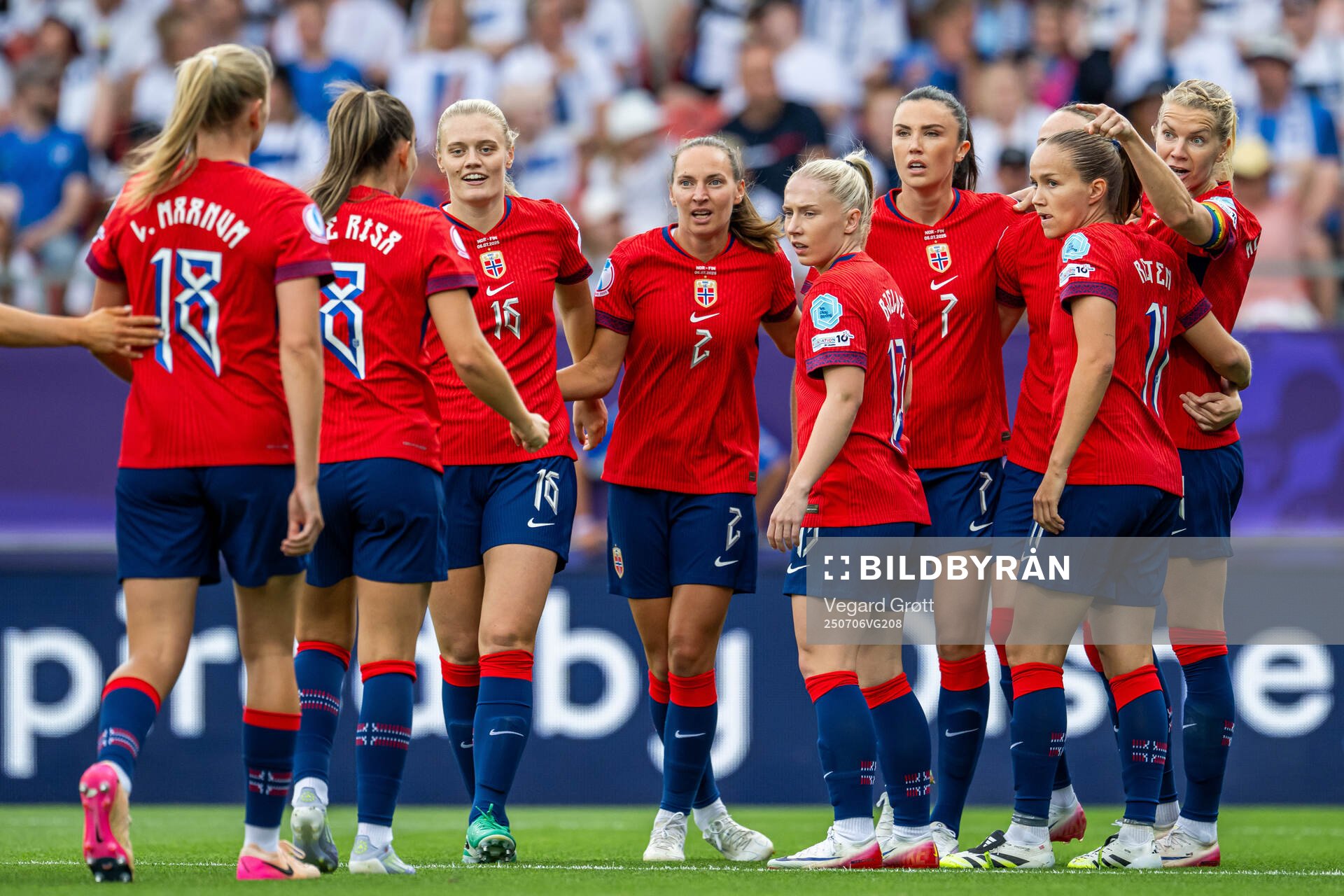 Caroline Graham Hansen of Norway celebrates with teammates
