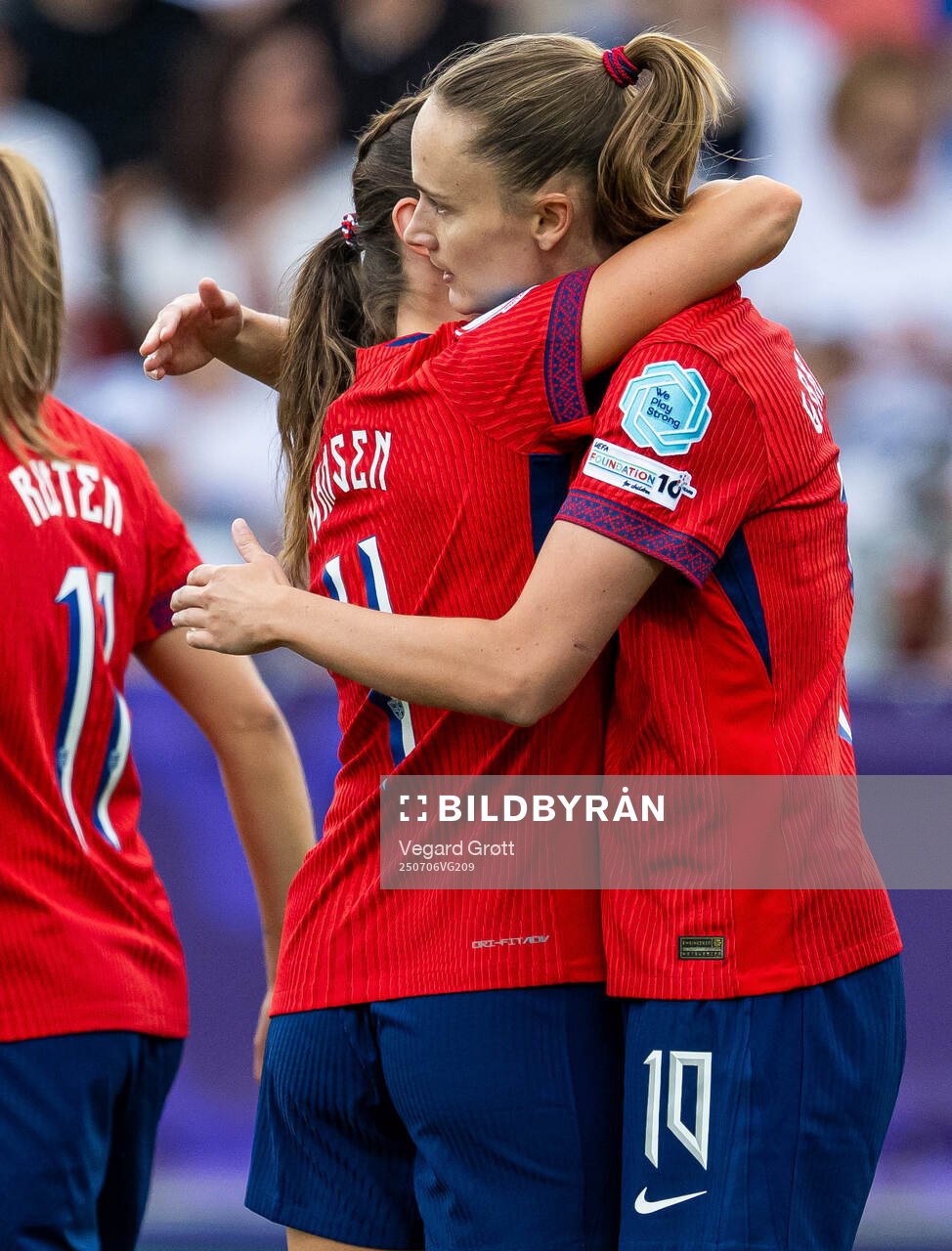 Caroline Graham Hansen of Norway celebrates with teammate