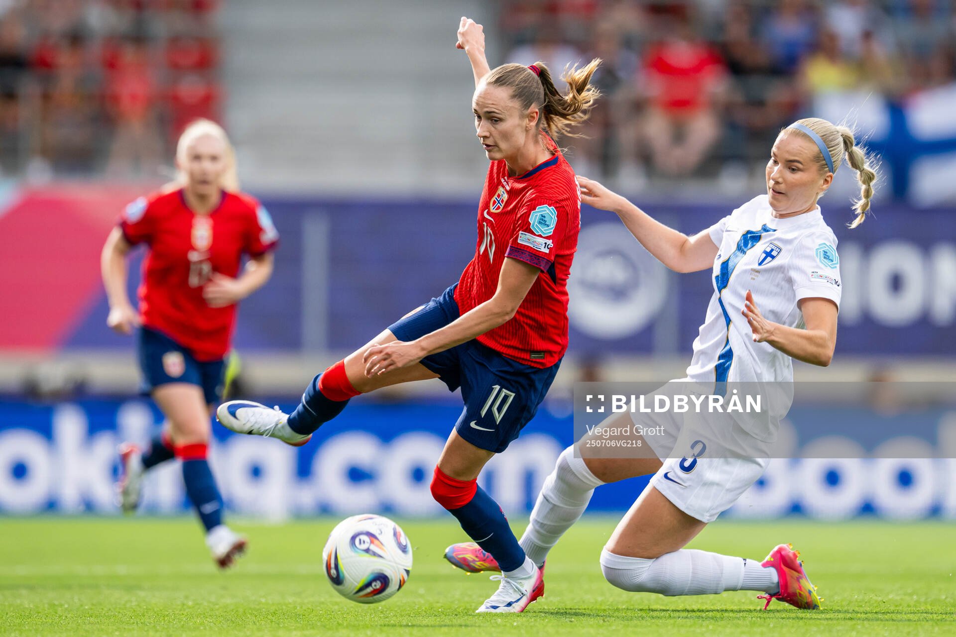 Caroline Graham Hansen of Norway and Eva Nyström of Finland