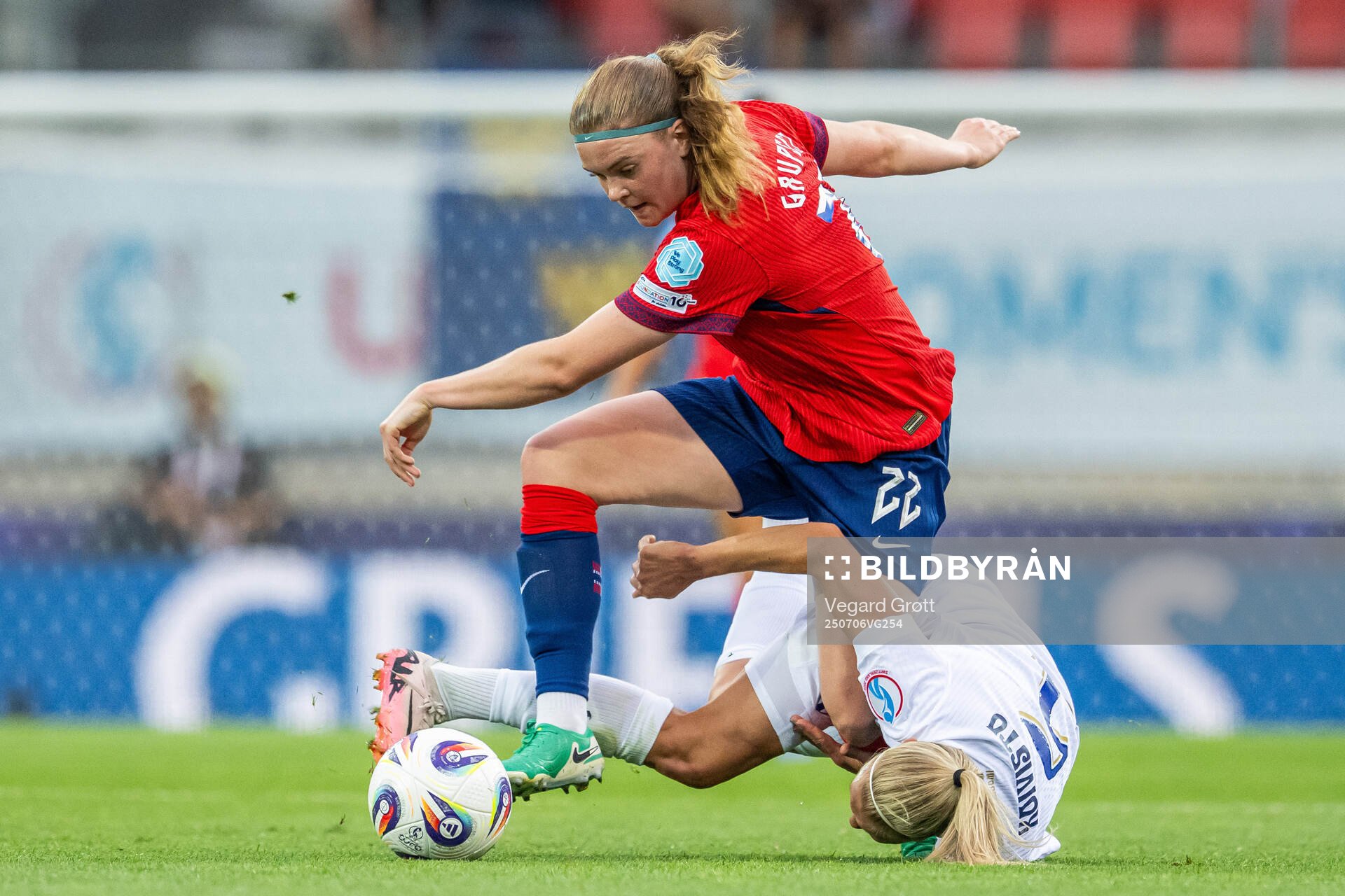 Signe Gaupset of Norway and Emma Koivisto of Finland