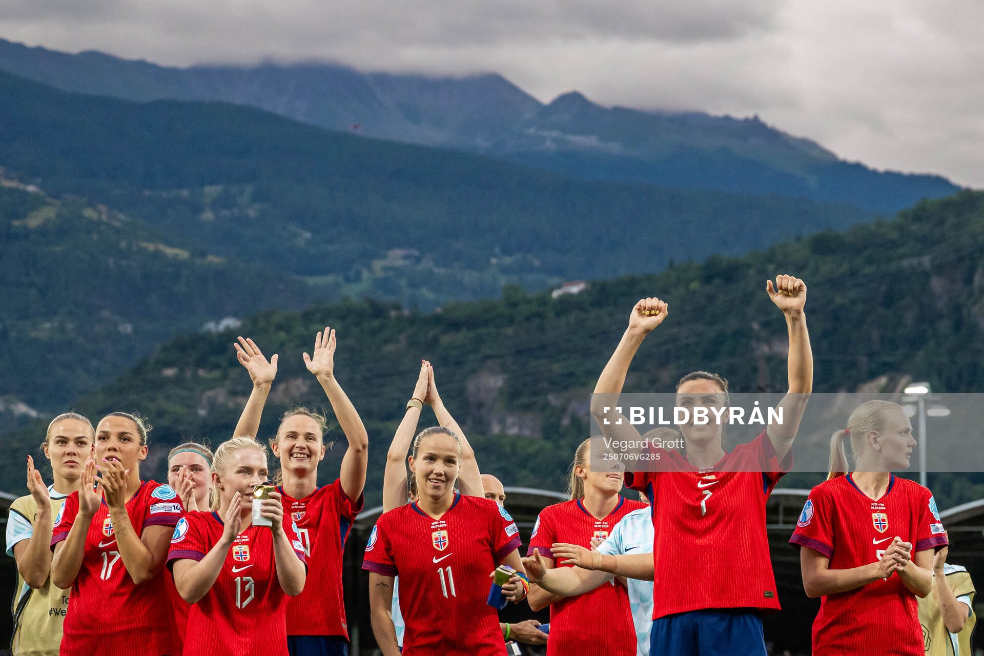 Caroline Graham Hansen, Ingrid Syrstad Engen and players of