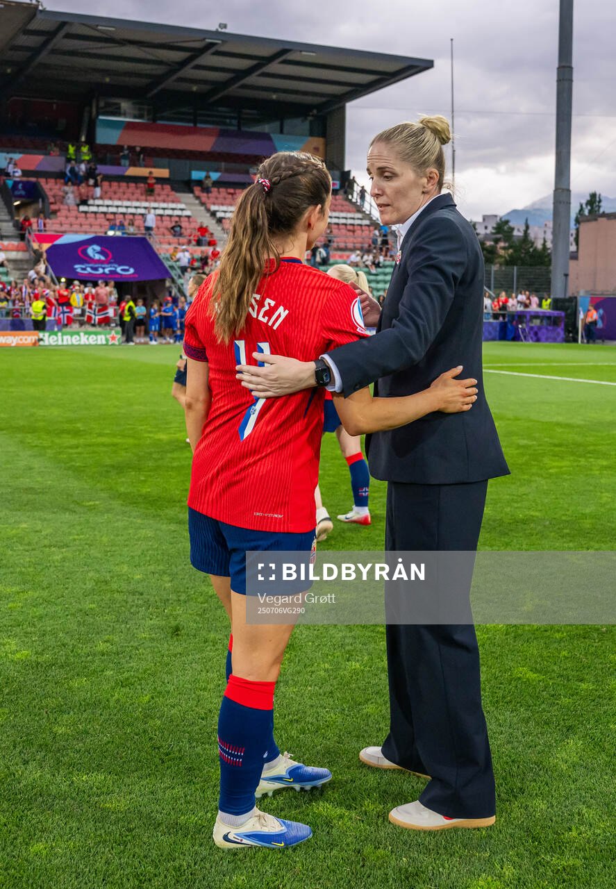 Tuva Hansen and head coach Gemma Grainger of Norway