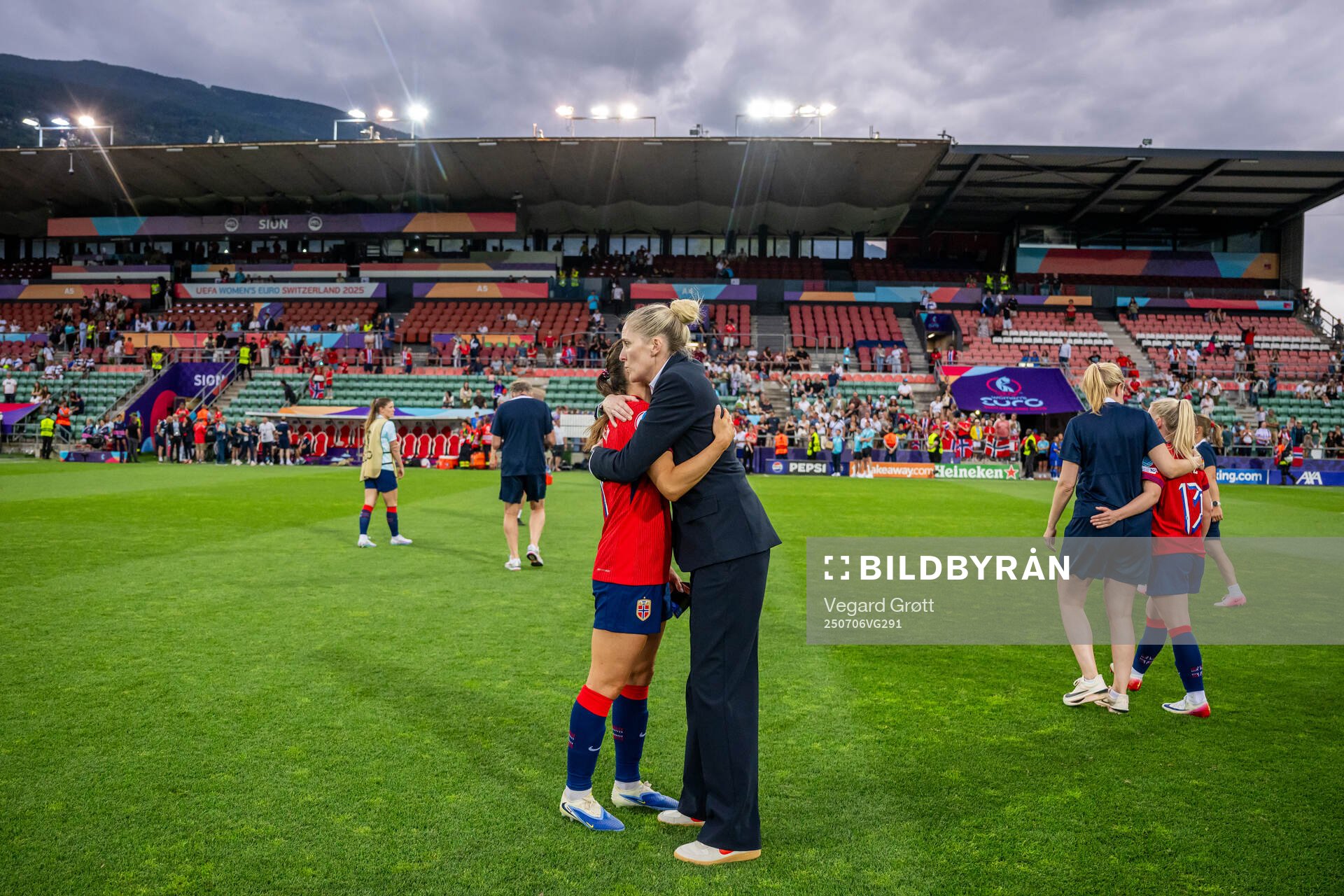 Tuva Hansen and head coach Gemma Grainger of Norway