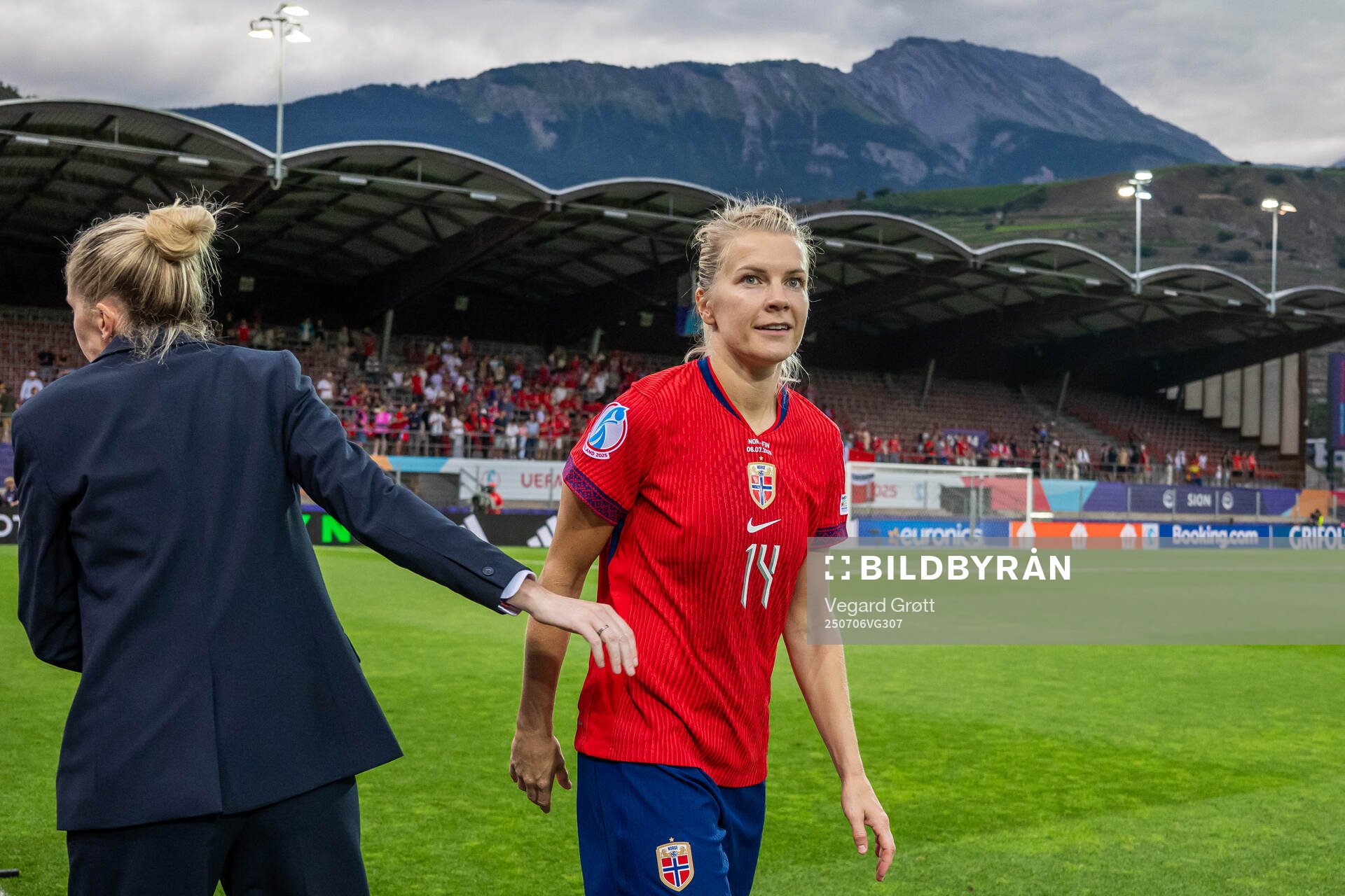 Head coach Gemma Grainger and Ada Hegerberg of Norway