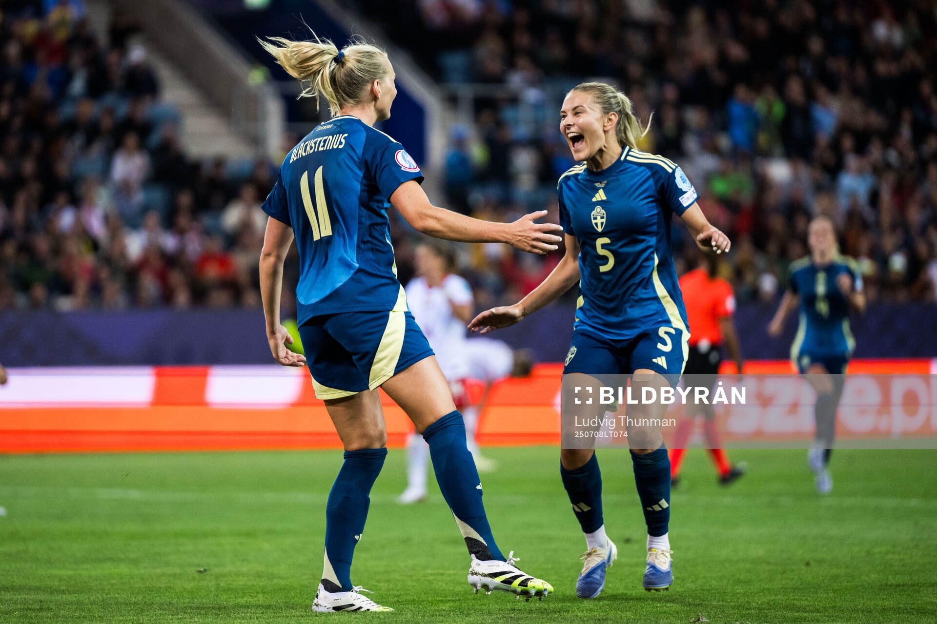 Stina Blackstenius of Sweden celebrates with Amanda Nildén