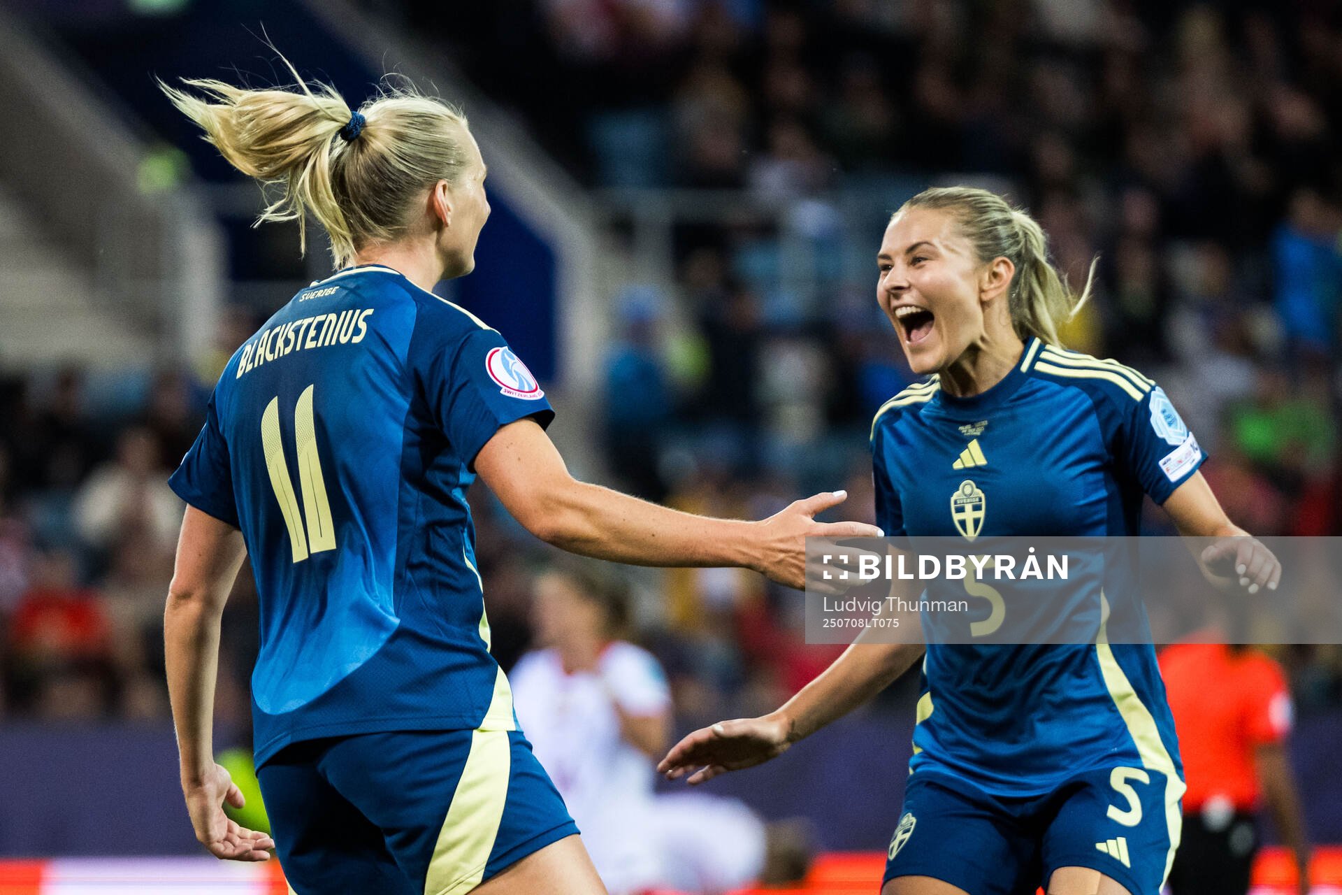 Stina Blackstenius of Sweden celebrates with Amanda Nildén