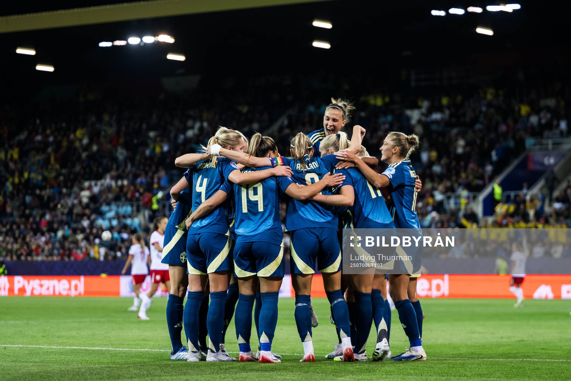 Kosovare Asllani of Sweden celebrates with team mates