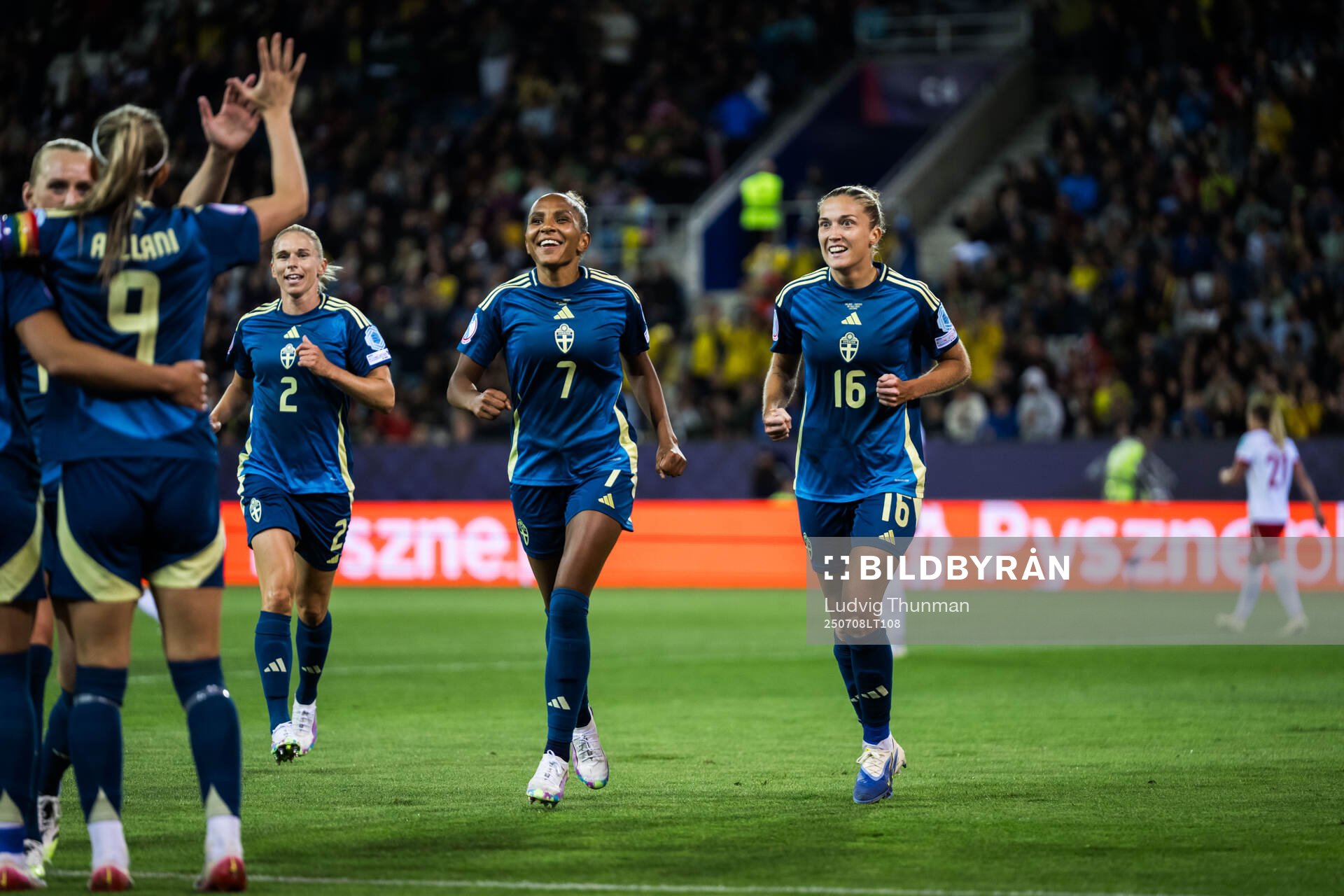 Kosovare Asllani of Sweden celebrates with Madelen Janogy