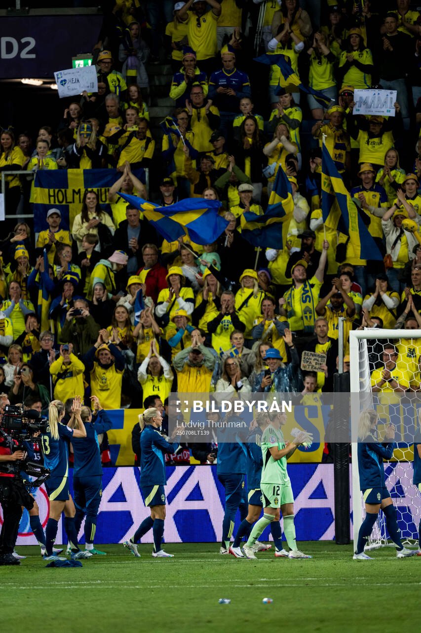 Players of Sweden with fans