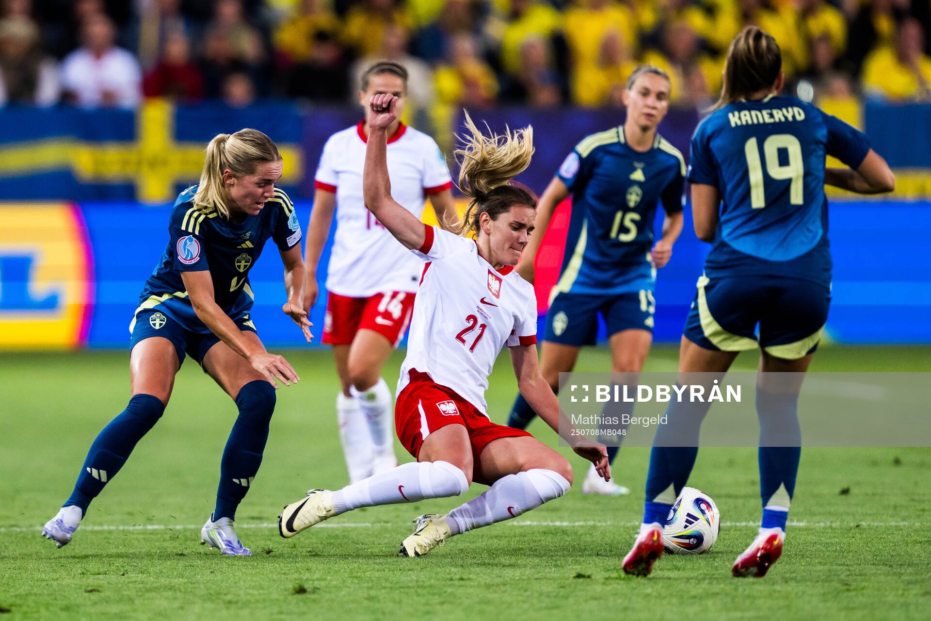 Hanna Lundkvist of Sweden and Paulina Tomasiak of Poland