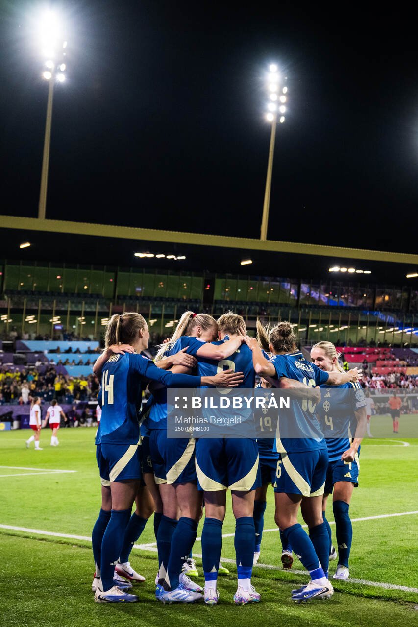 Lina Hurtig of Sweden celebrate with teammates