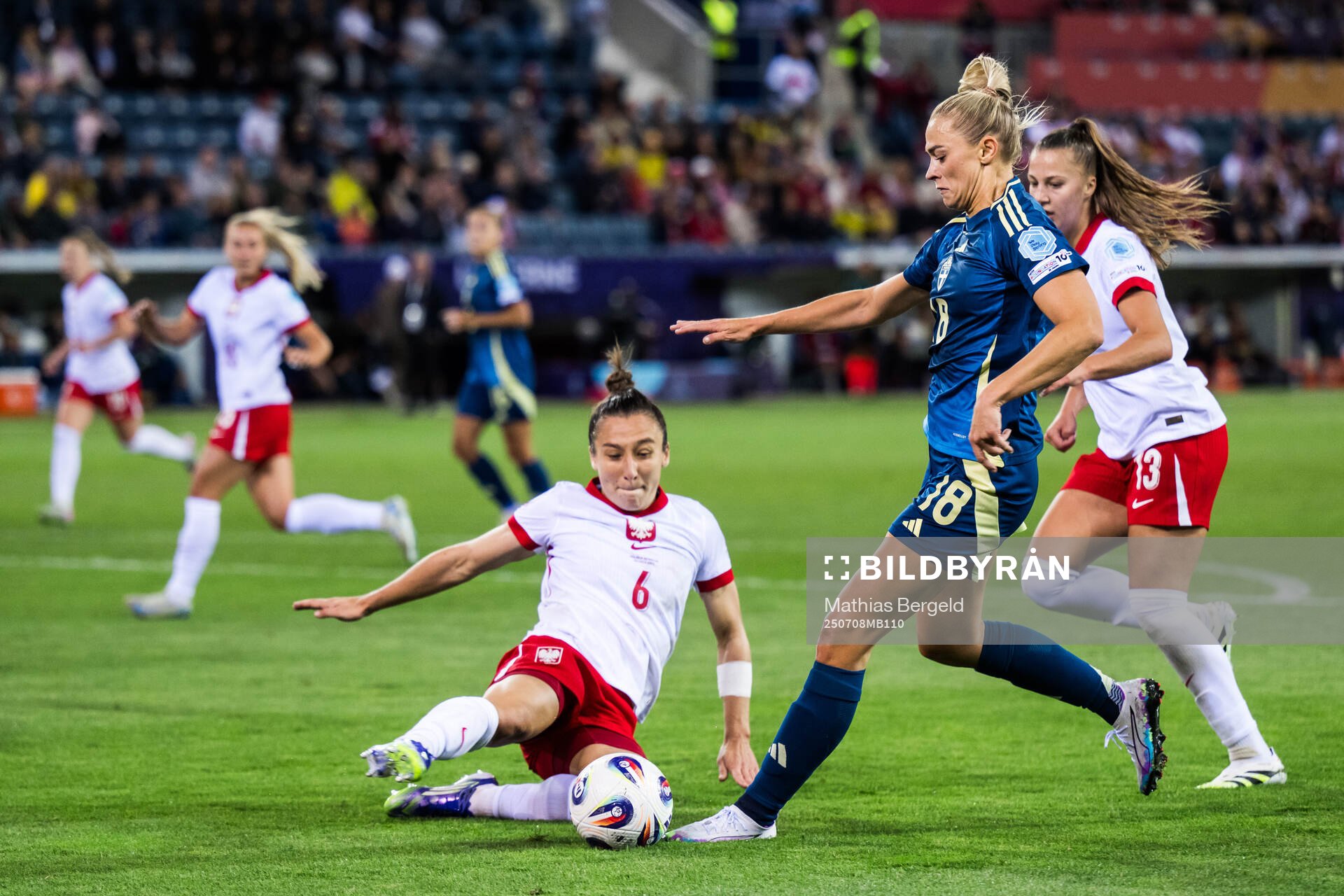 Sylwia Matysik of Poland and Fridolina Rolfö of Sweden