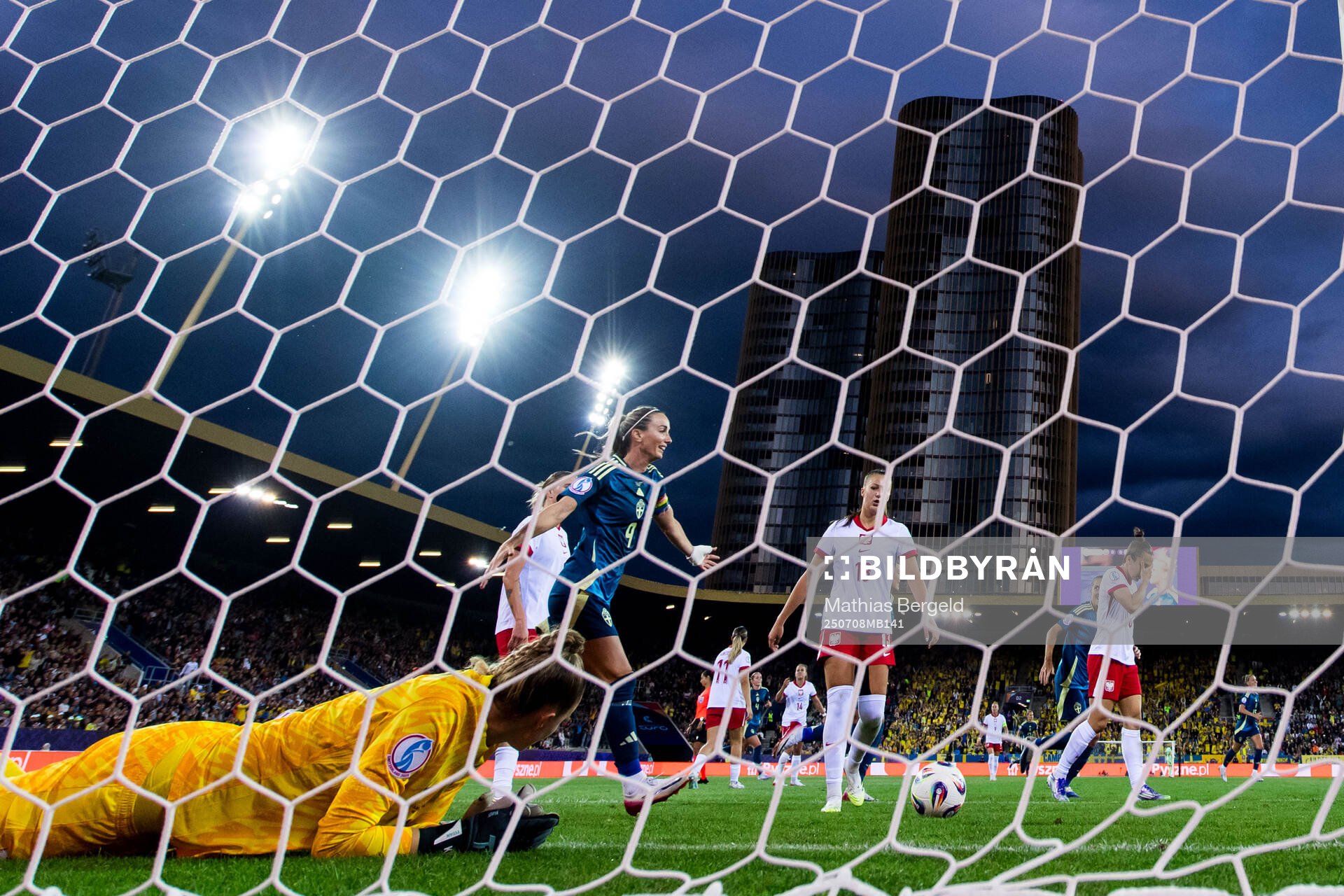 Kosovare Asllani of Sweden celebrates ans goalkeeper Kinga