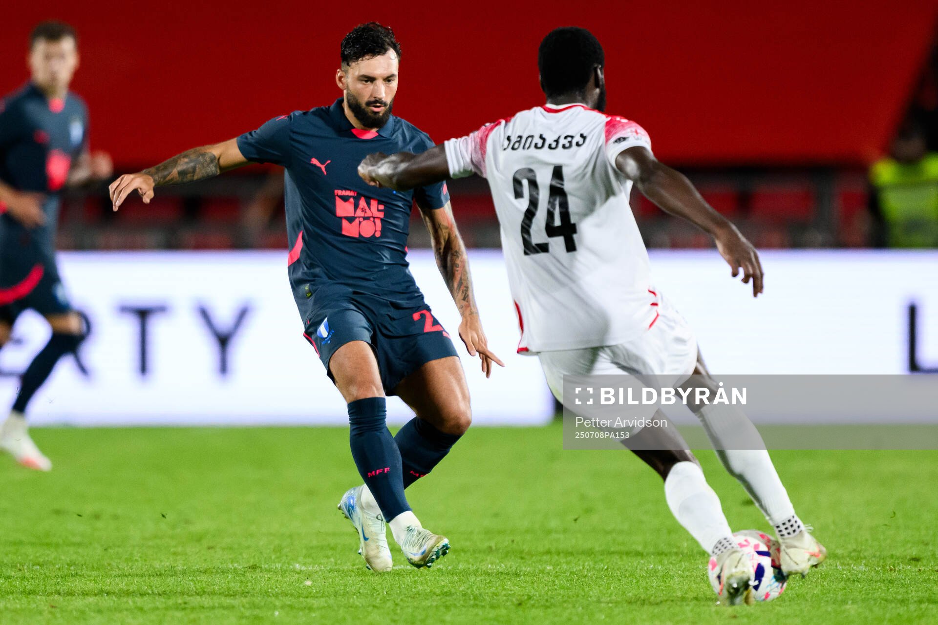 Sead Haksabanovic of Malmö FF and Derek Agyakwa of FC