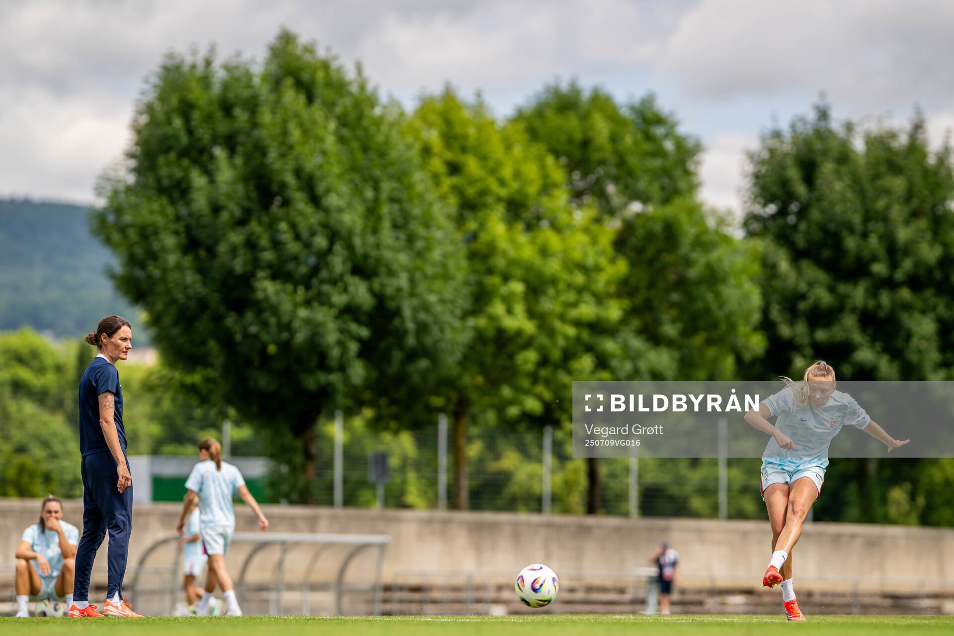 Assistant coach Ingvild Stensland and Synne Sofie Kinden