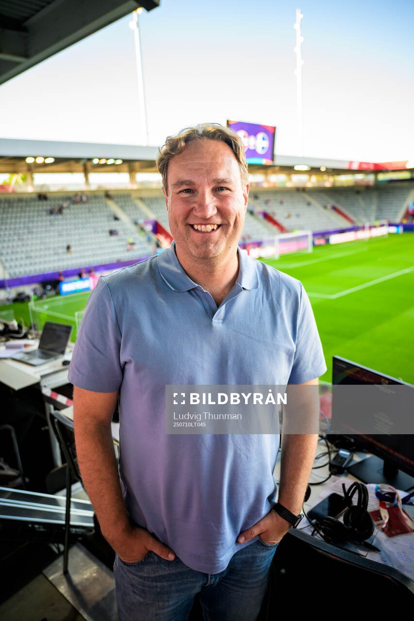 Swedish Public Television commentator Chris Härenstam pose