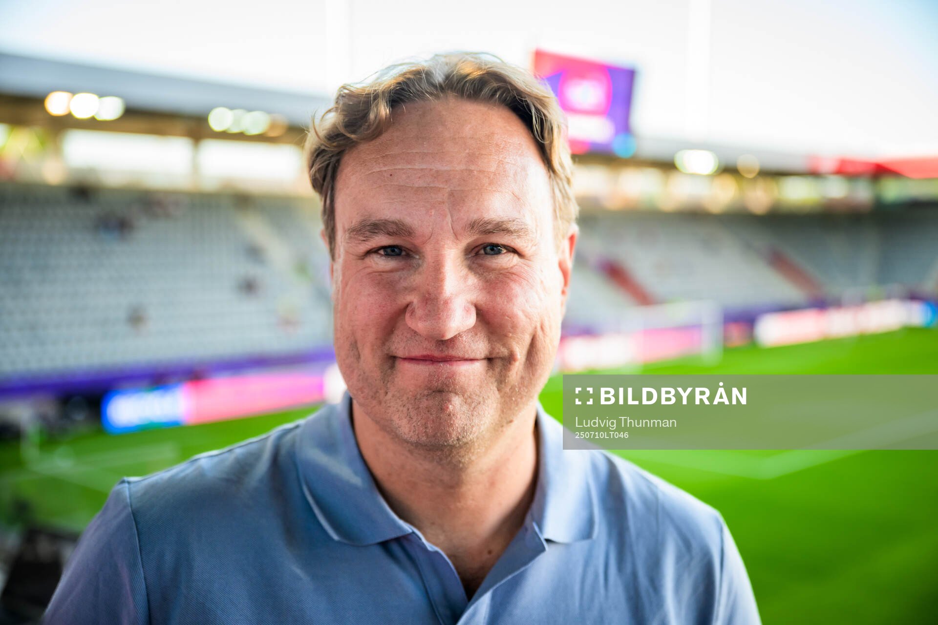 Swedish Public Television commentator Chris Härenstam pose