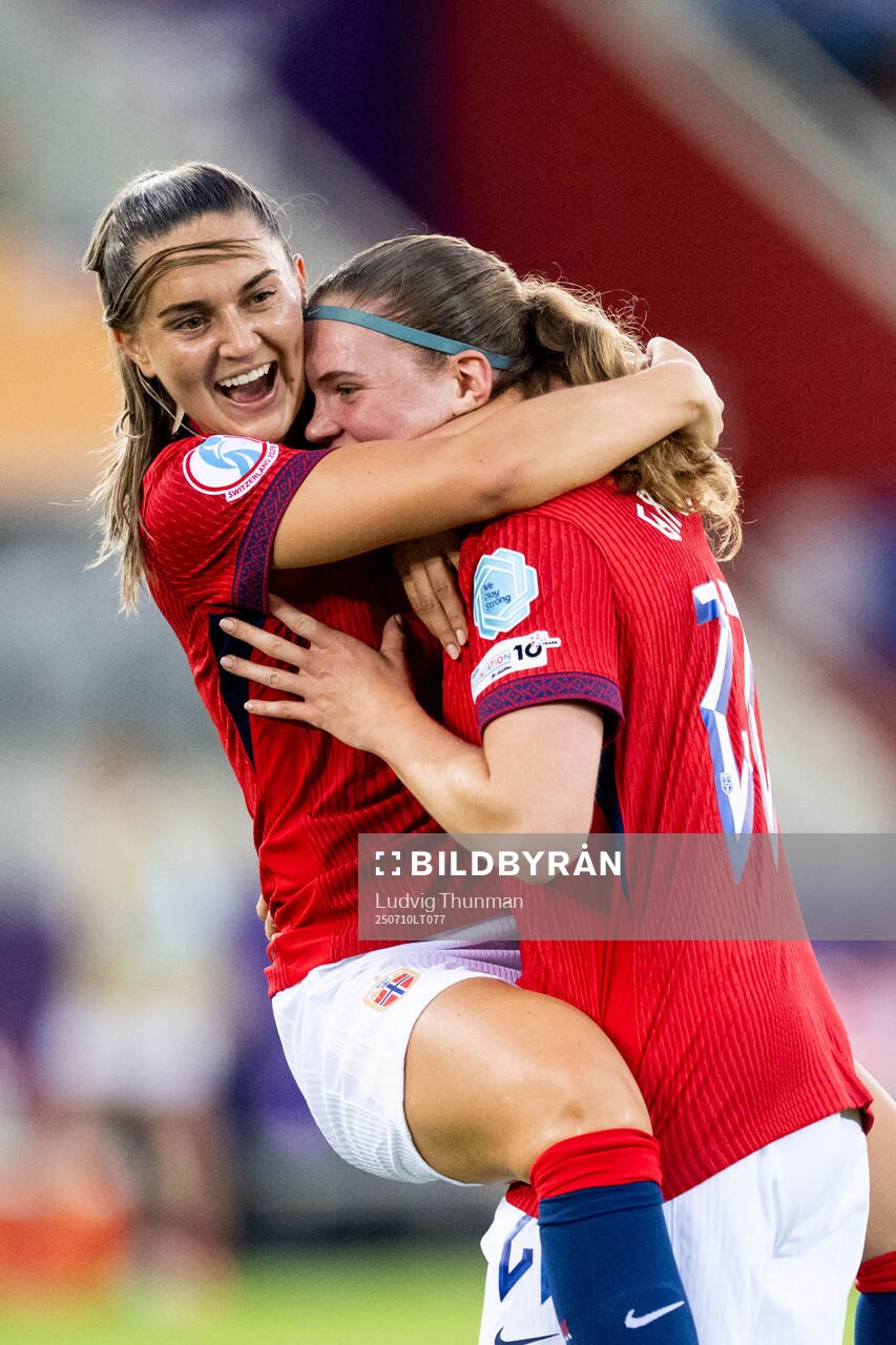 Signe Gaupset of Norway celebrates with Vilde Bøe Risa and