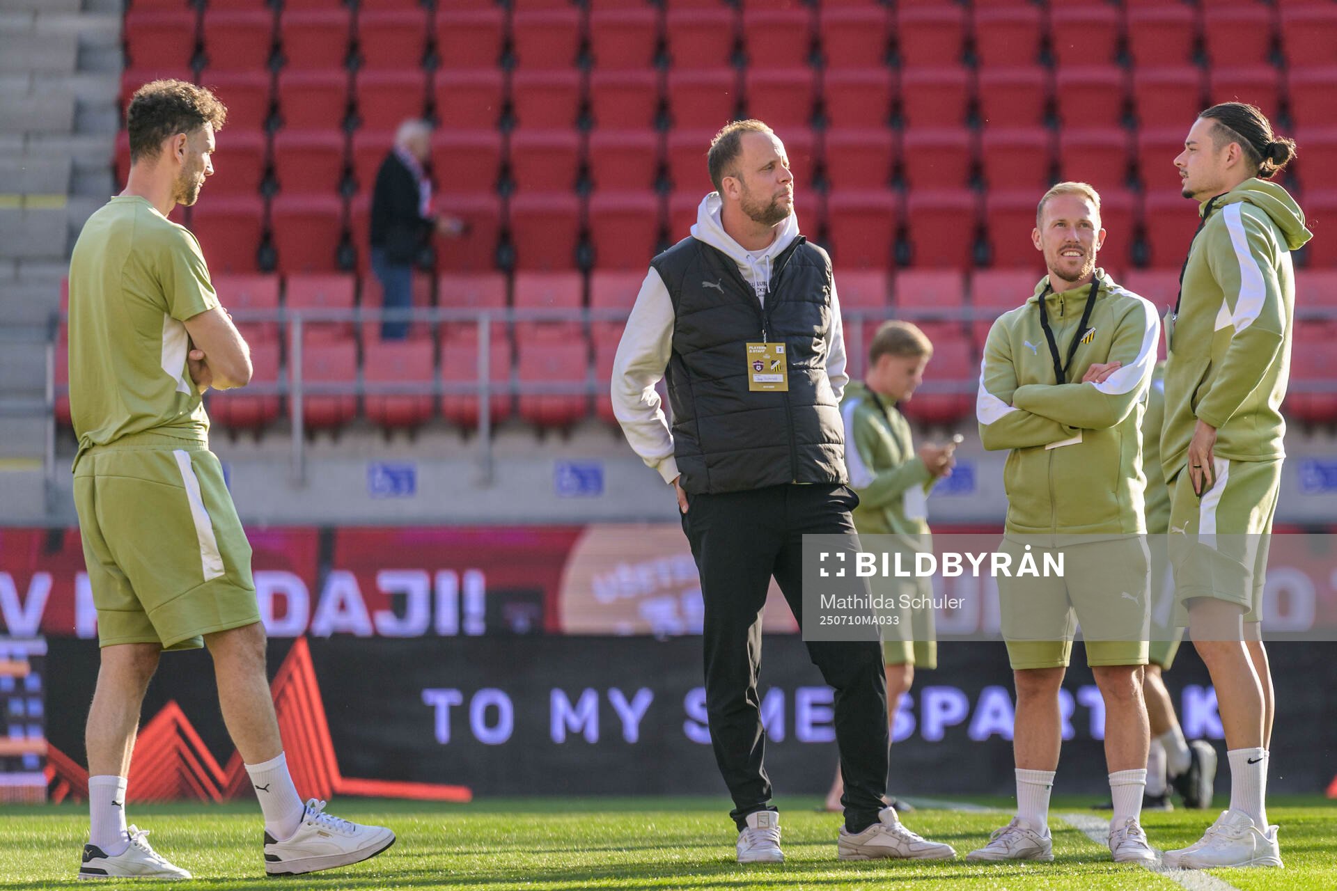 Goalkeeper Andreas Linde, transition coach Joop Oosterveld,