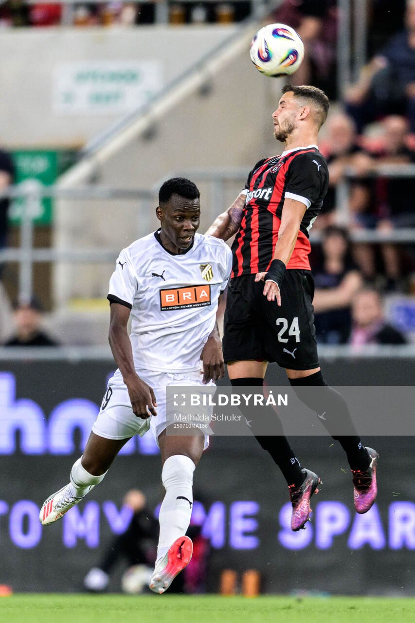 John Paul Dembe of Häcken and Kristian Kostrna of Spartak