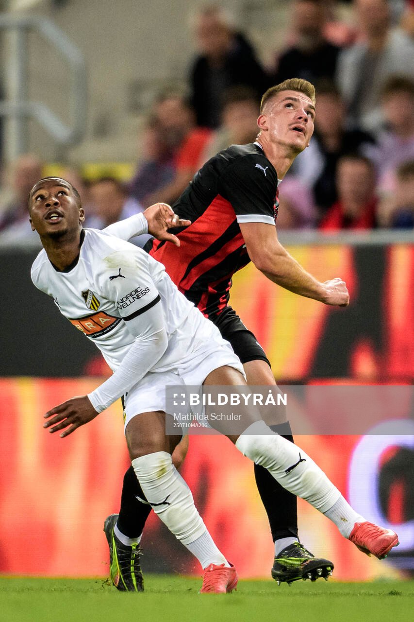 Sanders Ngabo of Häcken and Libor Holik of Spartak Trnava