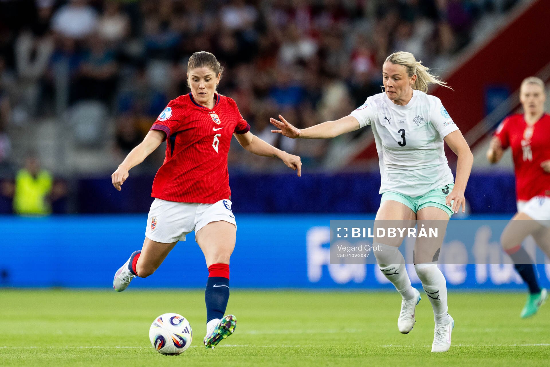Maren Mjelde of Norway and Sandra Jessen of Iceland